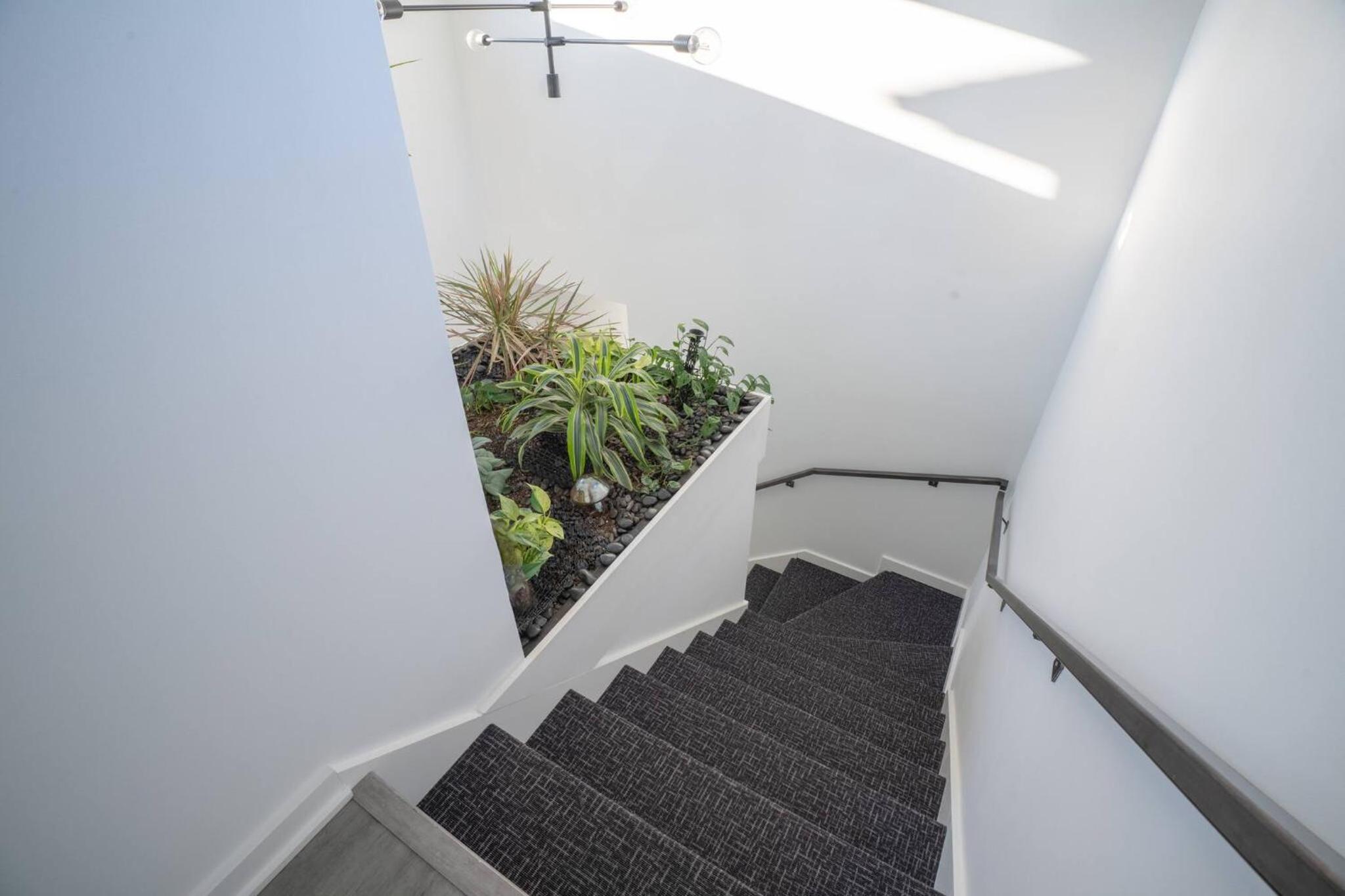 3 bed 3 bath Modern Luxury Home with Hot Tub and Rooftop Patio