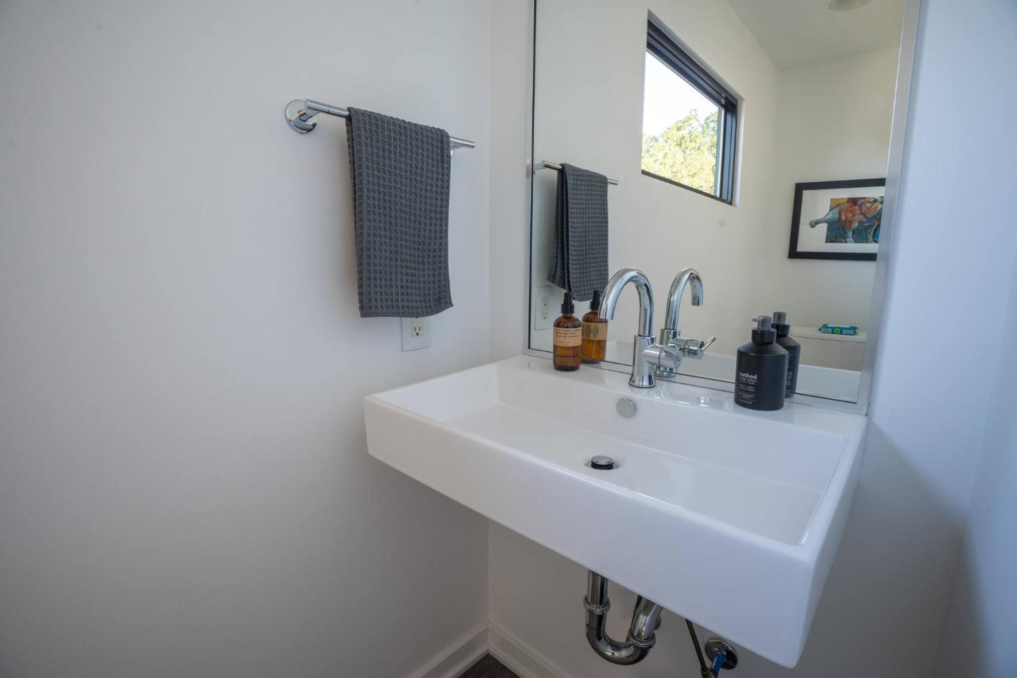 3 bed 3 bath Modern Luxury Home with Hot Tub and Rooftop Patio