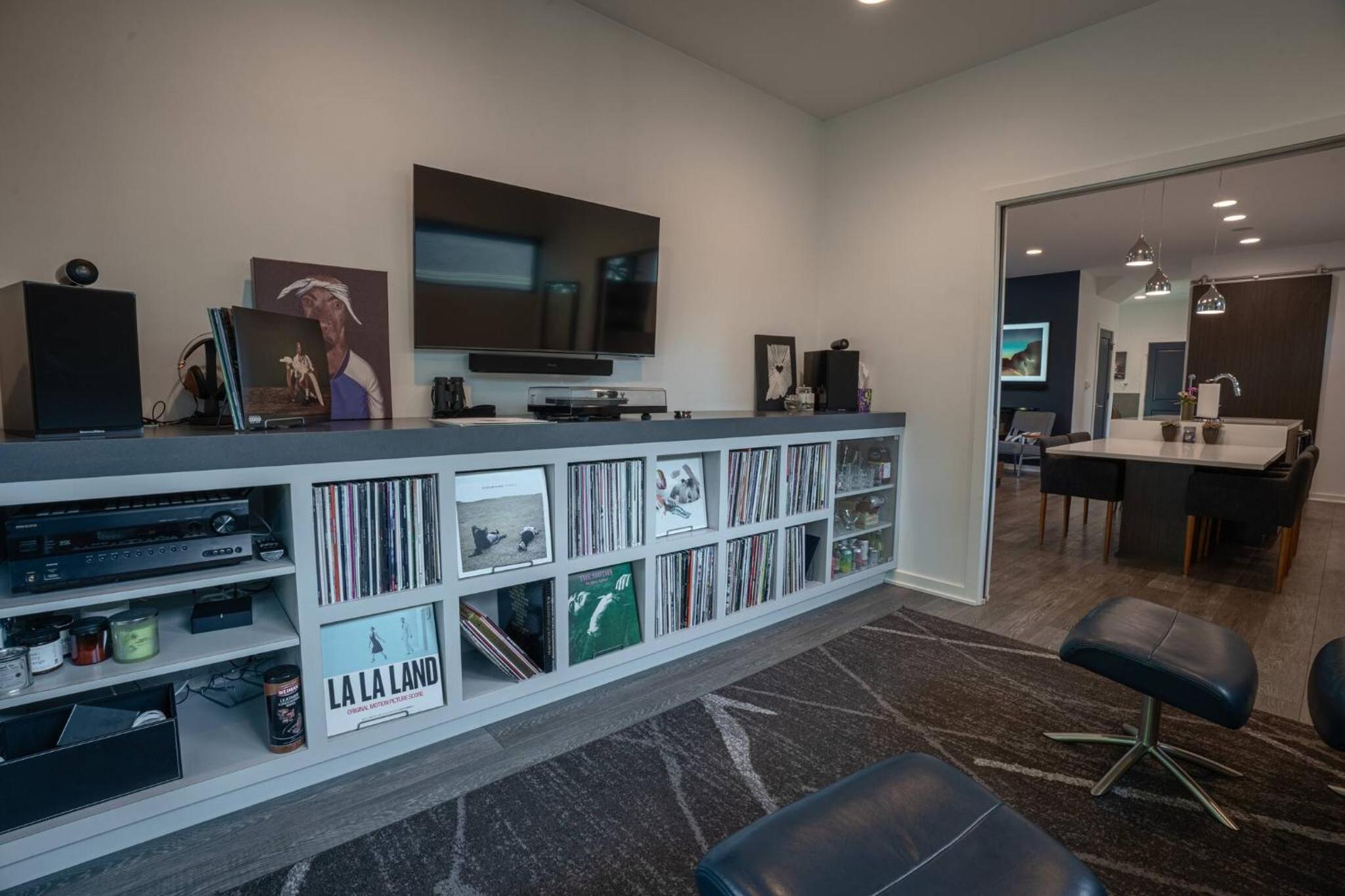 3 bed 3 bath Modern Luxury Home with Hot Tub and Rooftop Patio
