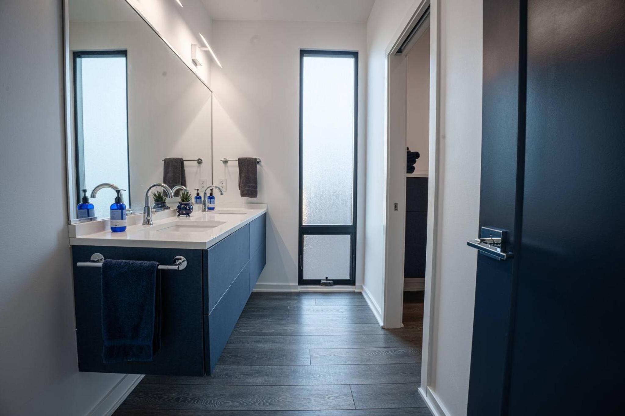 3 bed 3 bath Modern Luxury Home with Hot Tub and Rooftop Patio