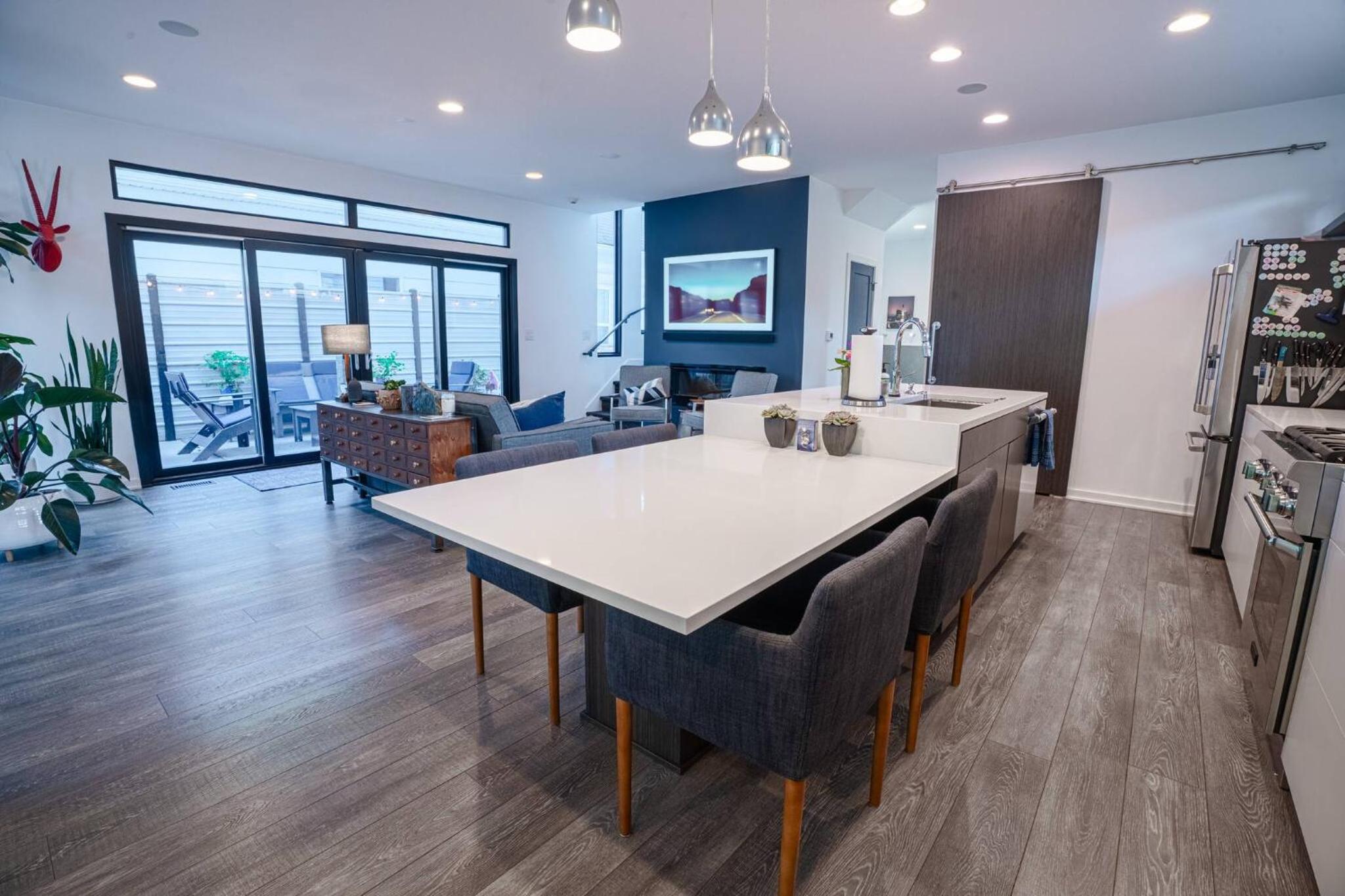 3 bed 3 bath Modern Luxury Home with Hot Tub and Rooftop Patio