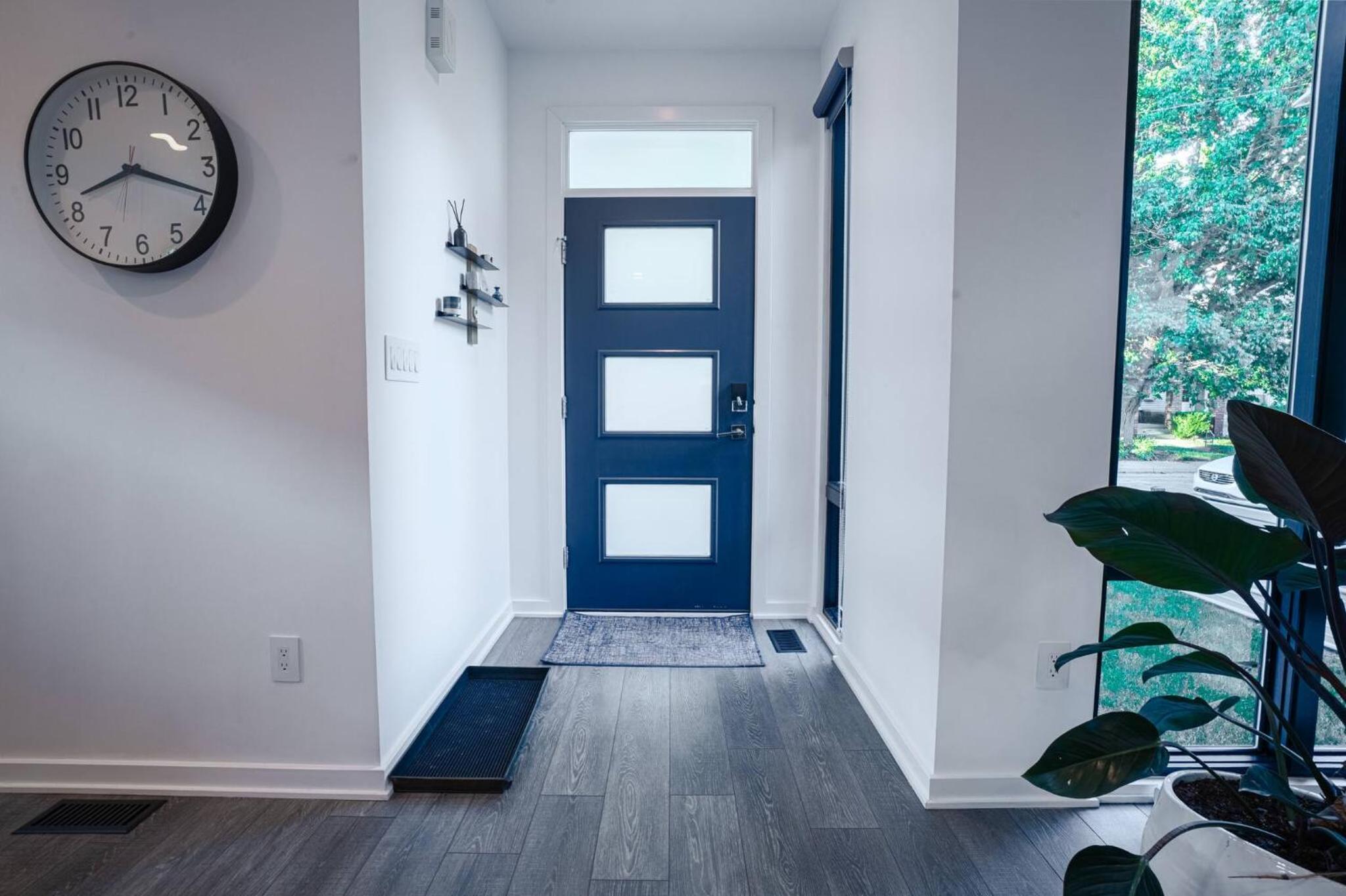 3 bed 3 bath Modern Luxury Home with Hot Tub and Rooftop Patio