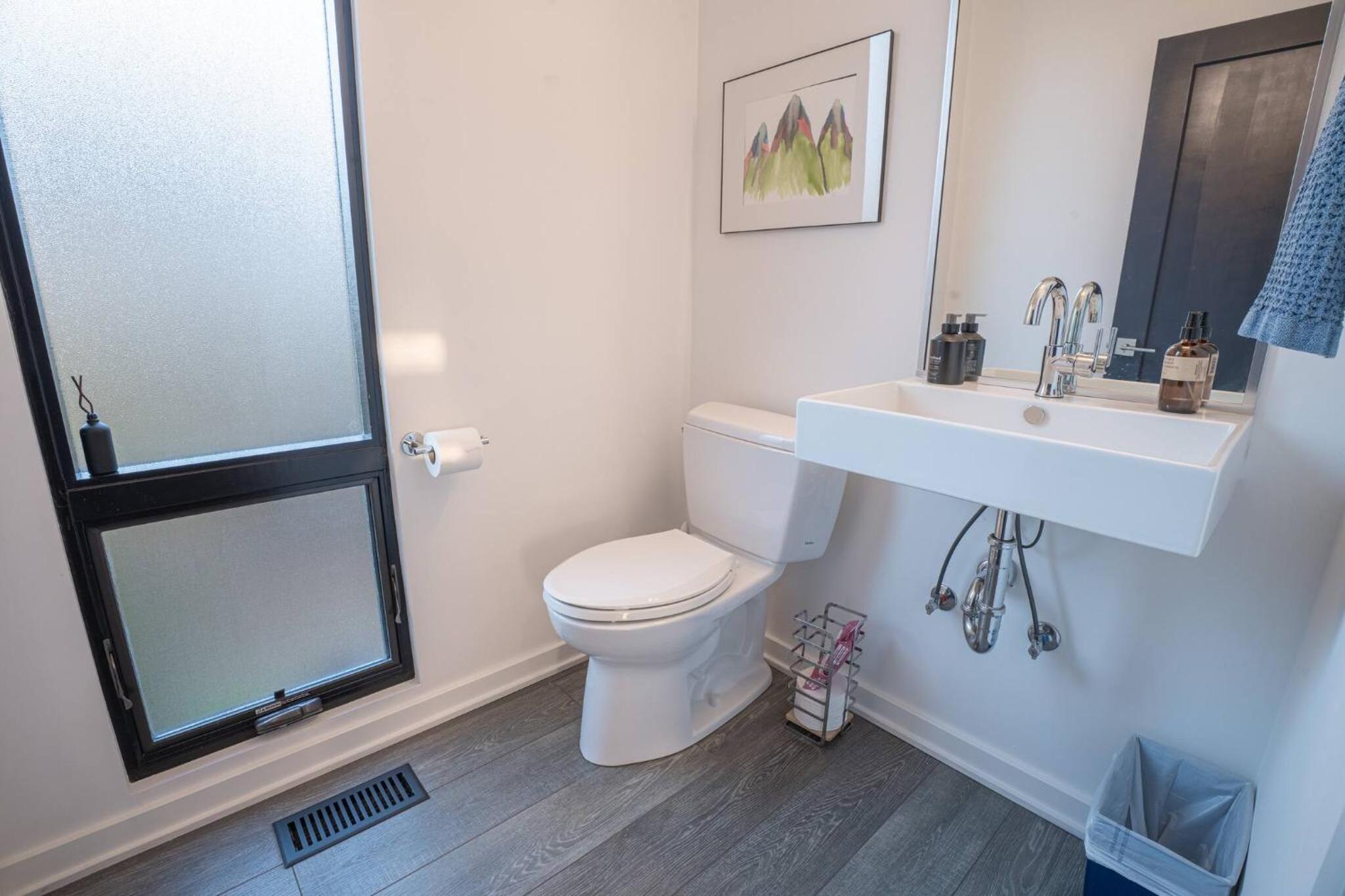 3 bed 3 bath Modern Luxury Home with Hot Tub and Rooftop Patio