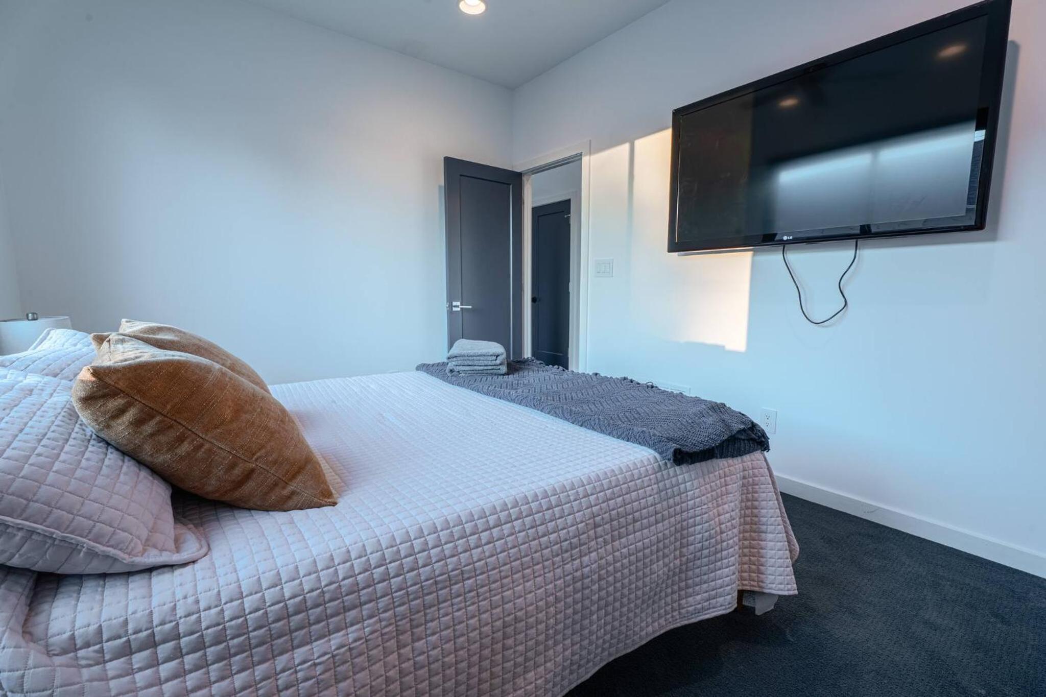 3 bed 3 bath Modern Luxury Home with Hot Tub and Rooftop Patio