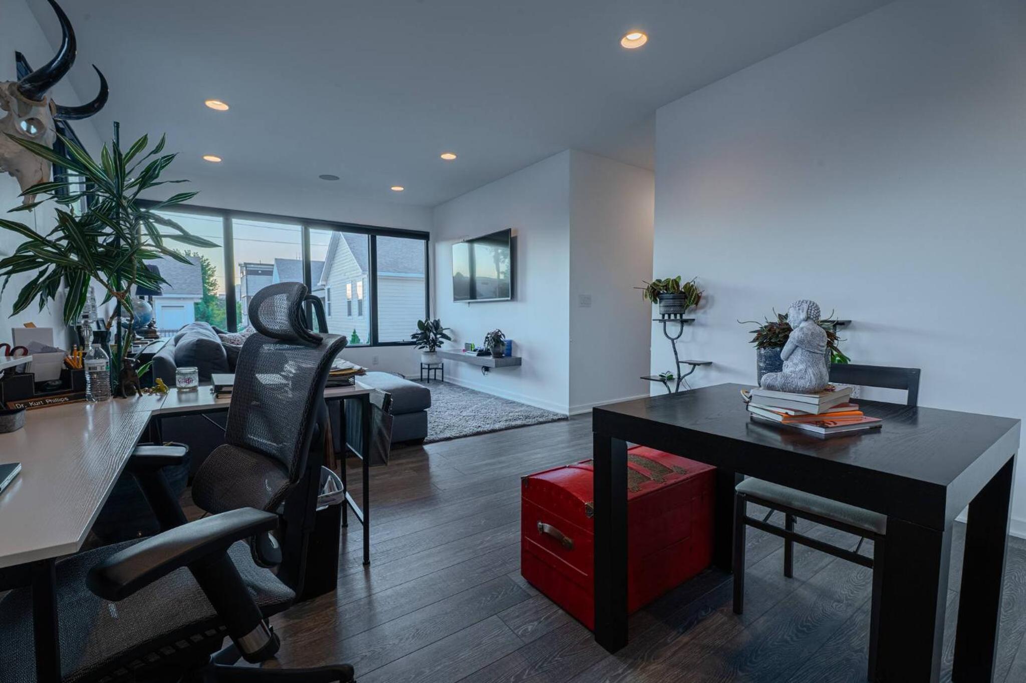 3 bed 3 bath Modern Luxury Home with Hot Tub and Rooftop Patio