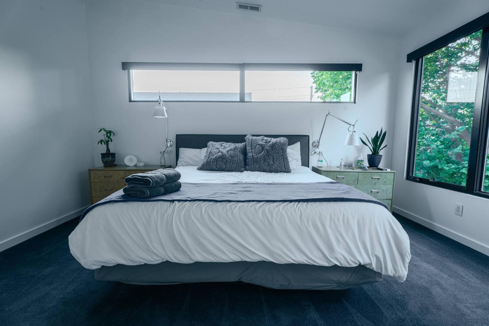 3 bed 3 bath Modern Luxury Home with Hot Tub and Rooftop Patio