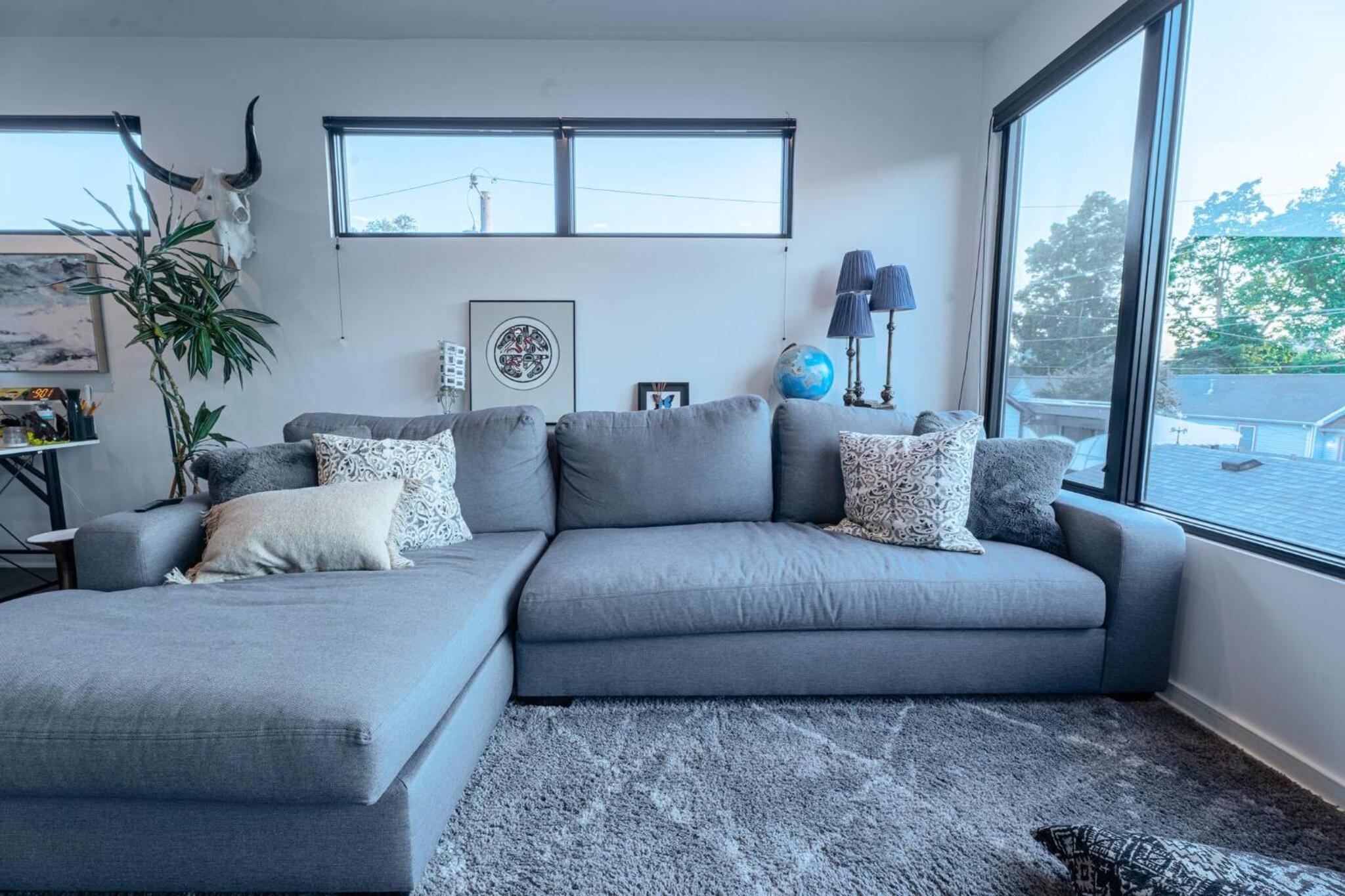 3 bed 3 bath Modern Luxury Home with Hot Tub and Rooftop Patio