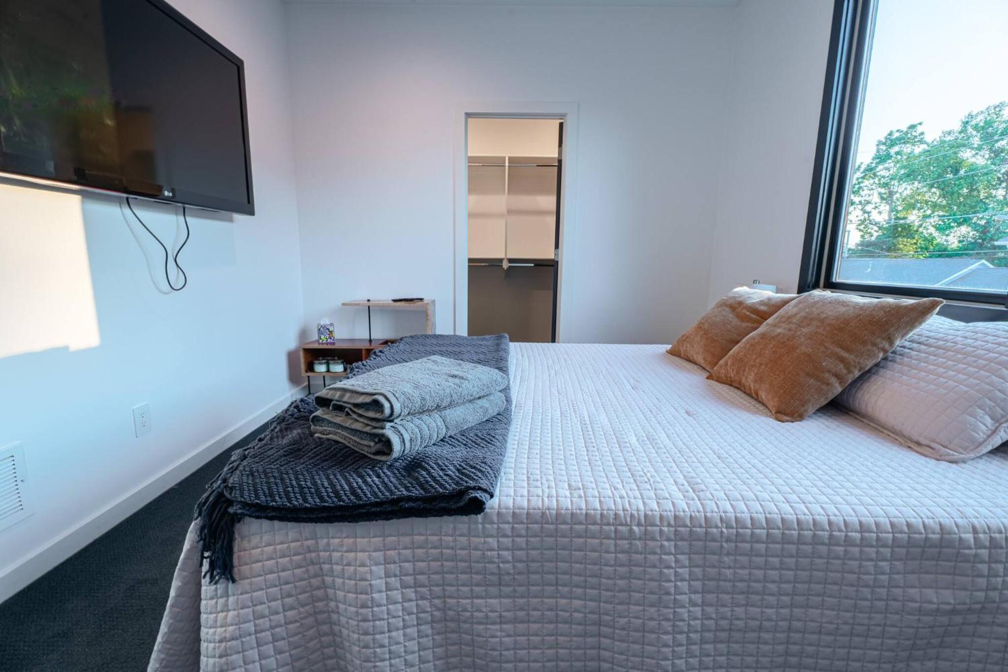 3 bed 3 bath Modern Luxury Home with Hot Tub and Rooftop Patio
