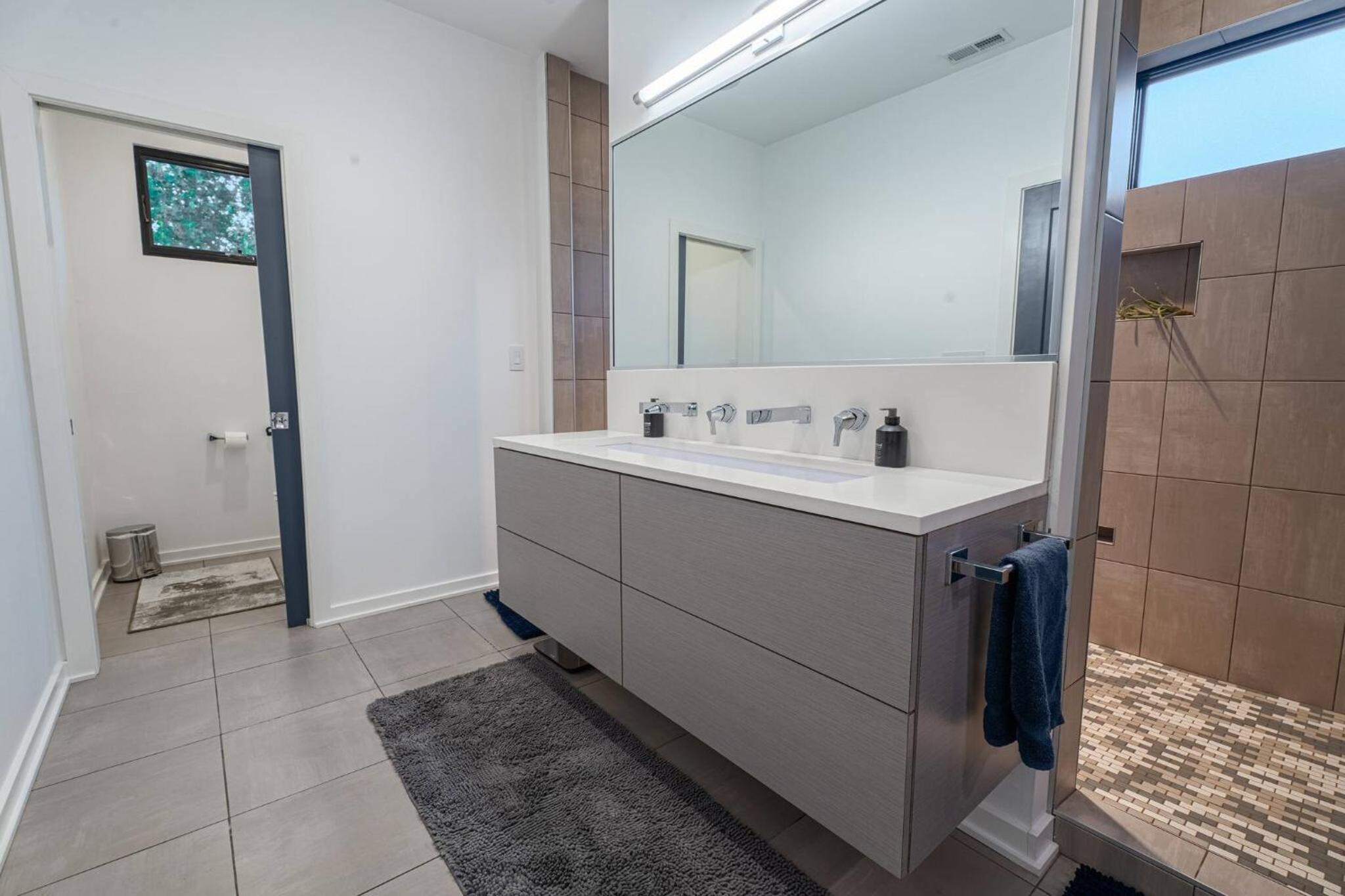 3 bed 3 bath Modern Luxury Home with Hot Tub and Rooftop Patio