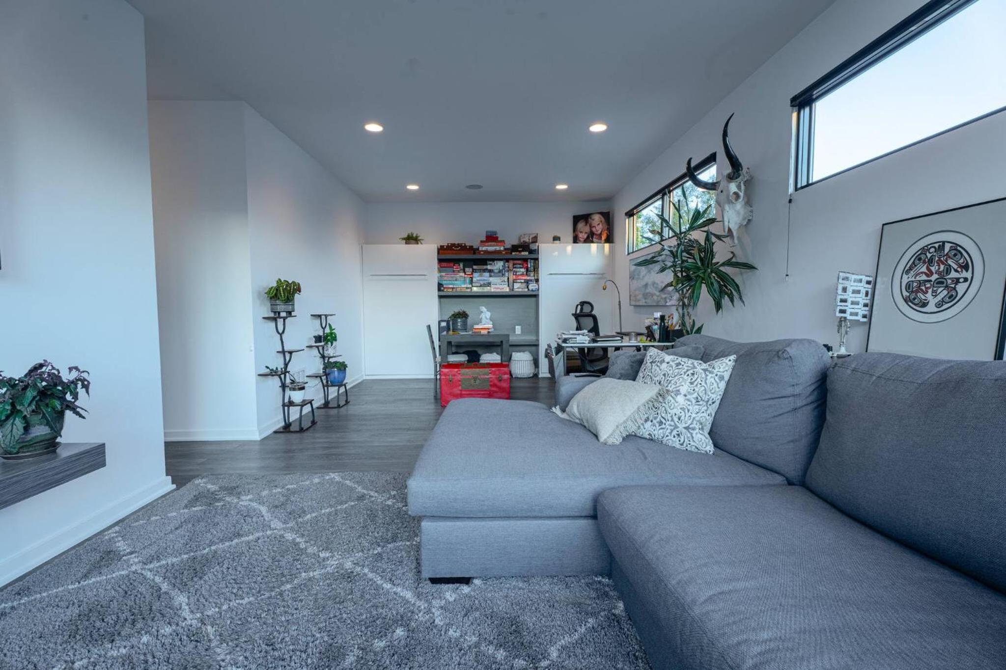 3 bed 3 bath Modern Luxury Home with Hot Tub and Rooftop Patio