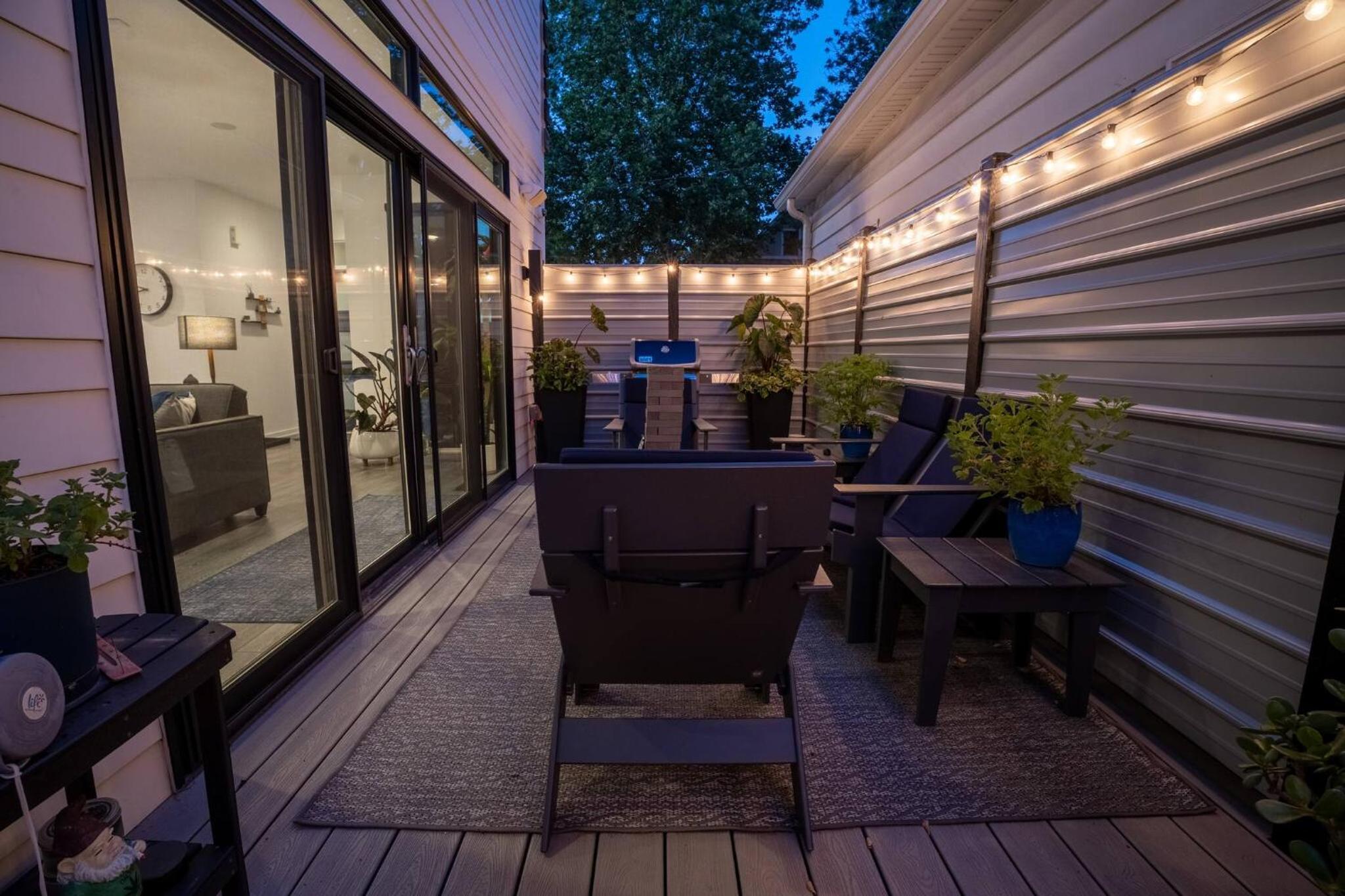3 bed 3 bath Modern Luxury Home with Hot Tub and Rooftop Patio