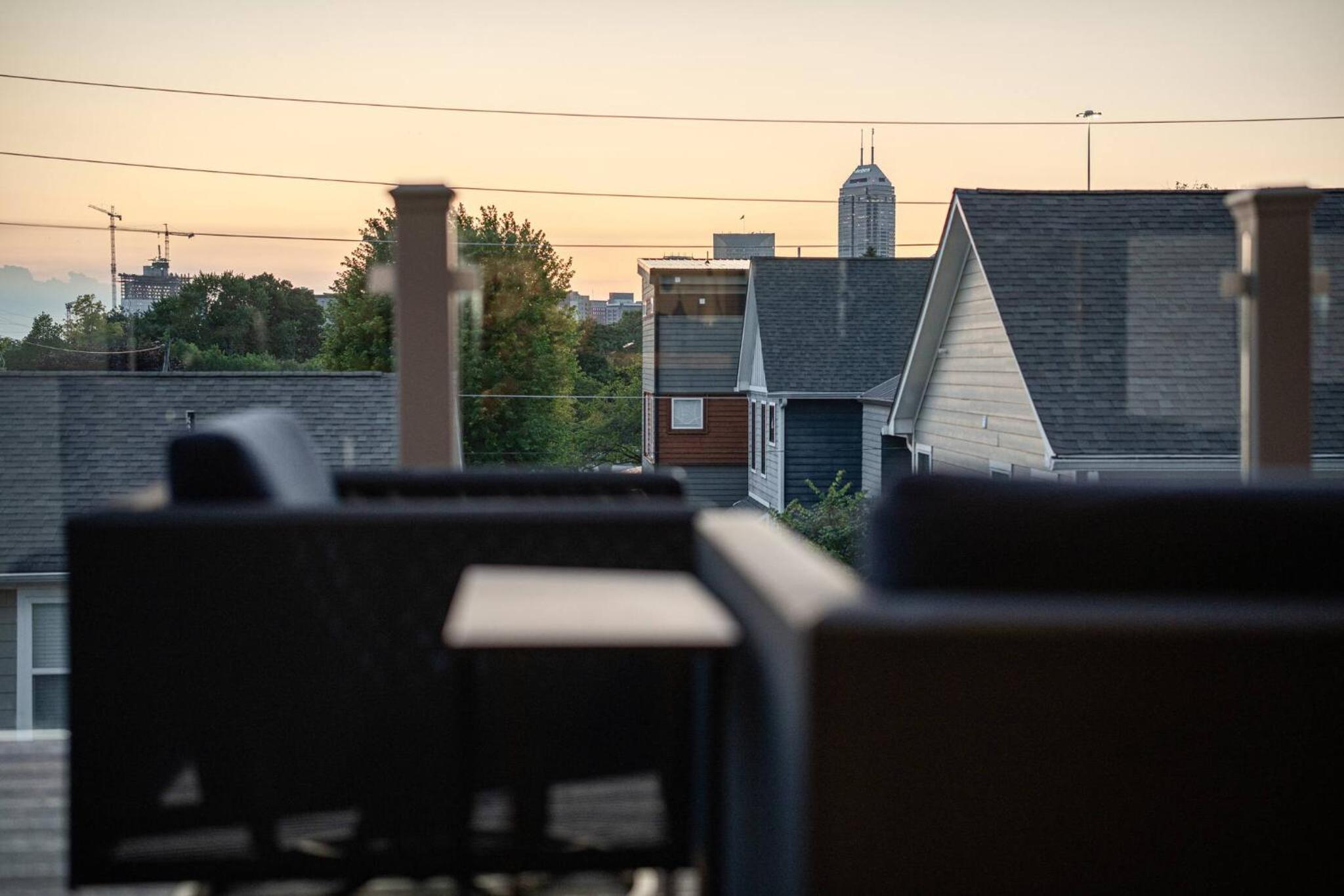 3 bed 3 bath Modern Luxury Home with Hot Tub and Rooftop Patio