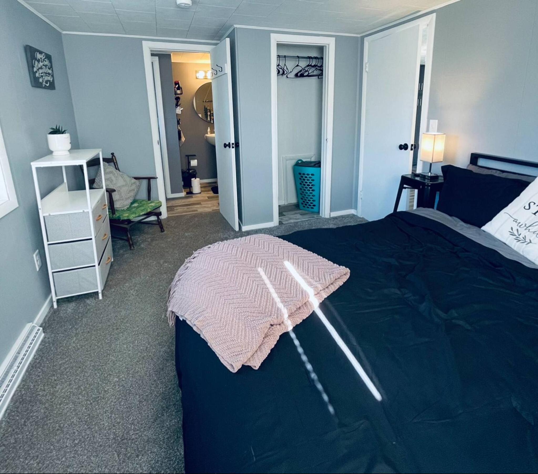 1 BR Cozy Apartment with Fire Pit Short walk to town
