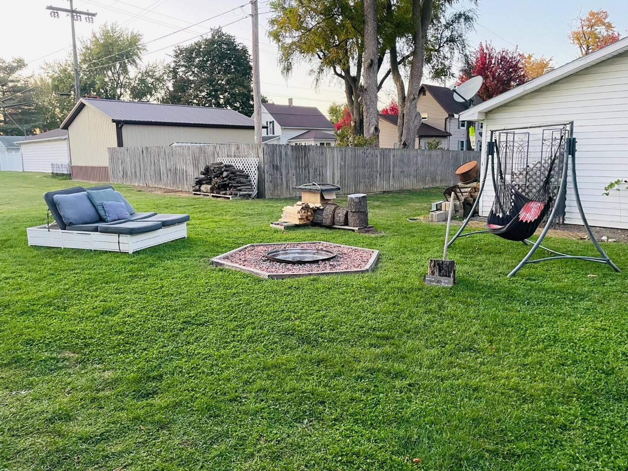 1 BR Cozy Apartment with Fire Pit Short walk to town