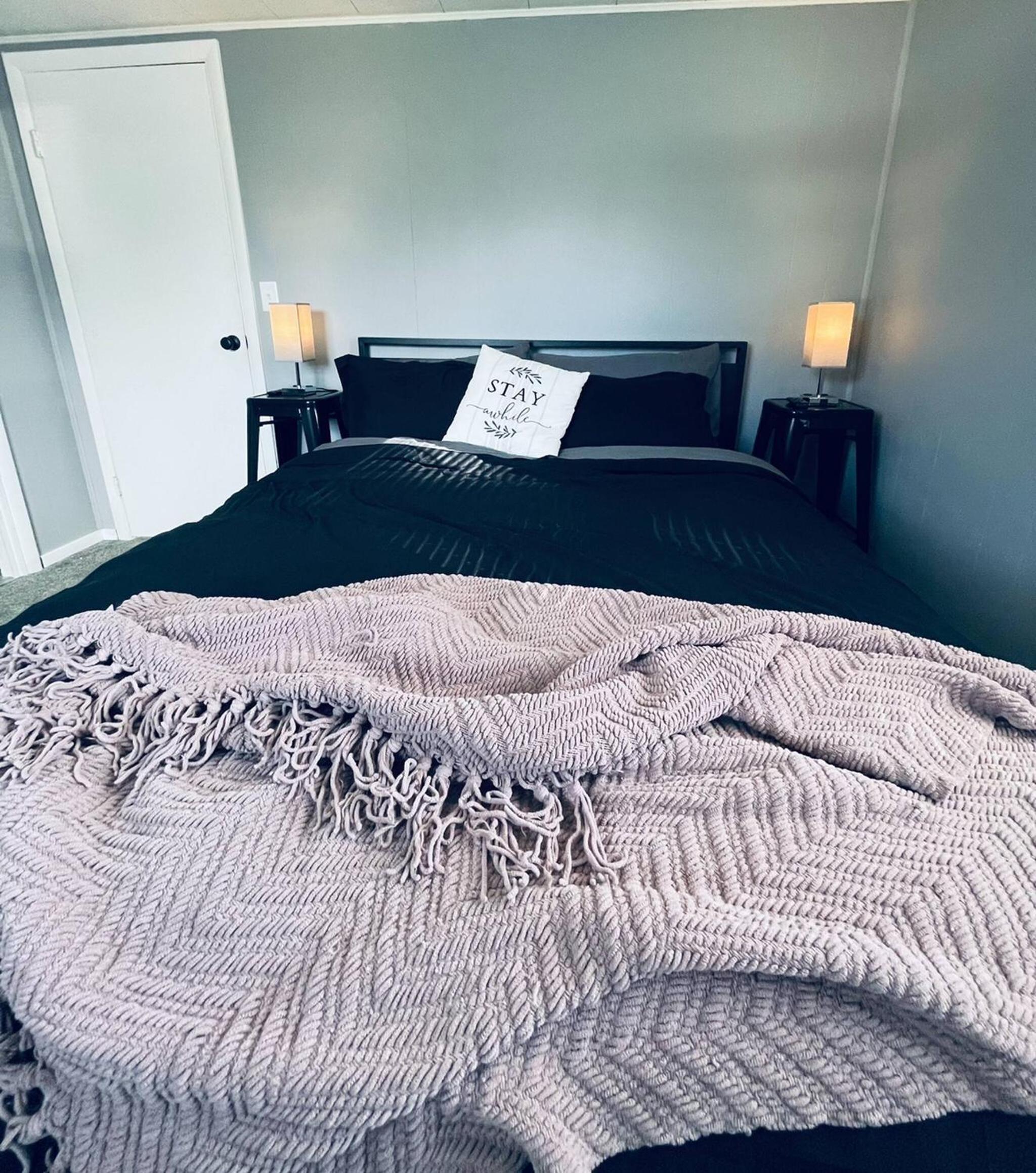 1 BR Cozy Apartment with Fire Pit Short walk to town