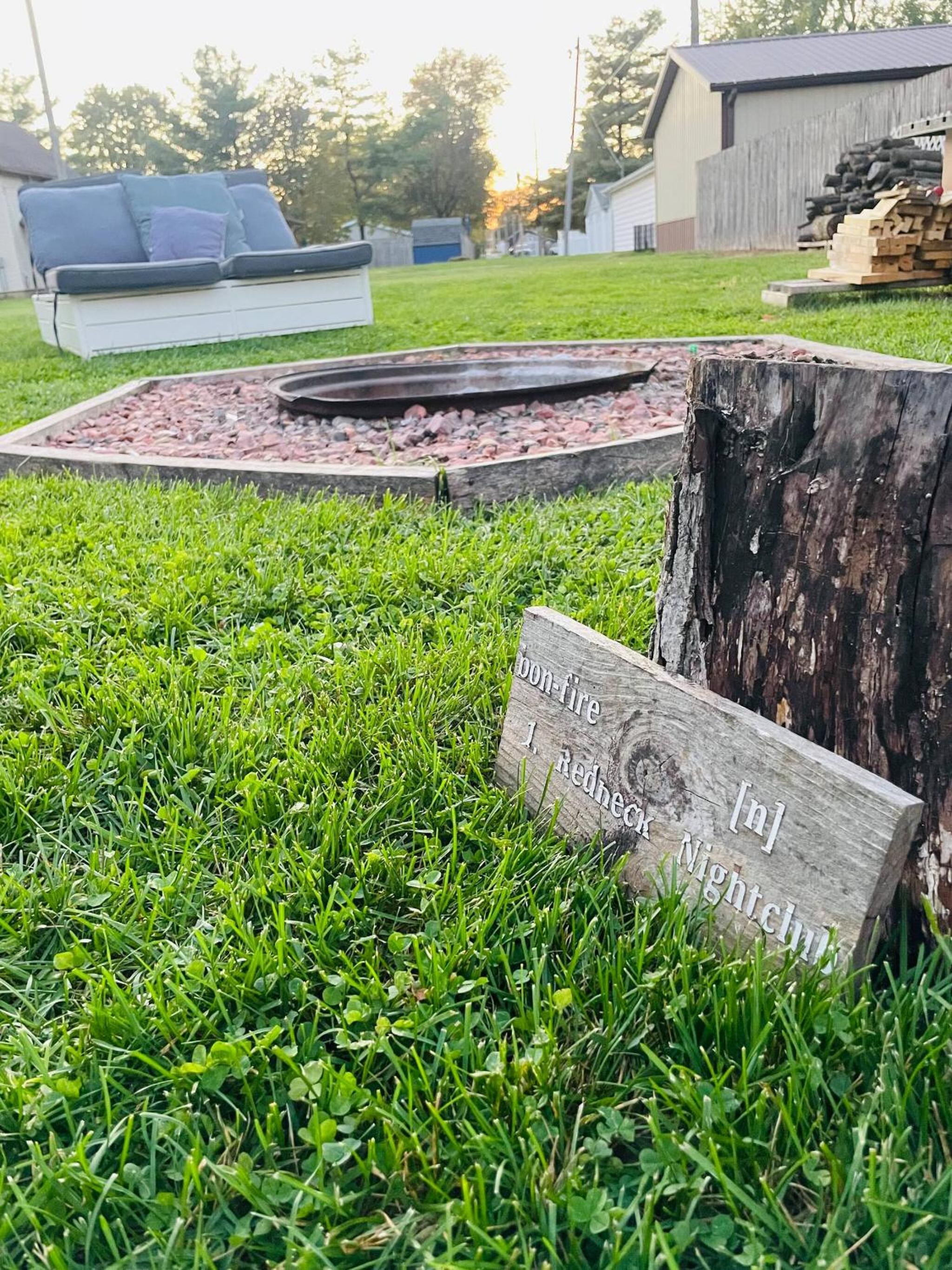 1 BR Cozy Apartment with Fire Pit Short walk to town