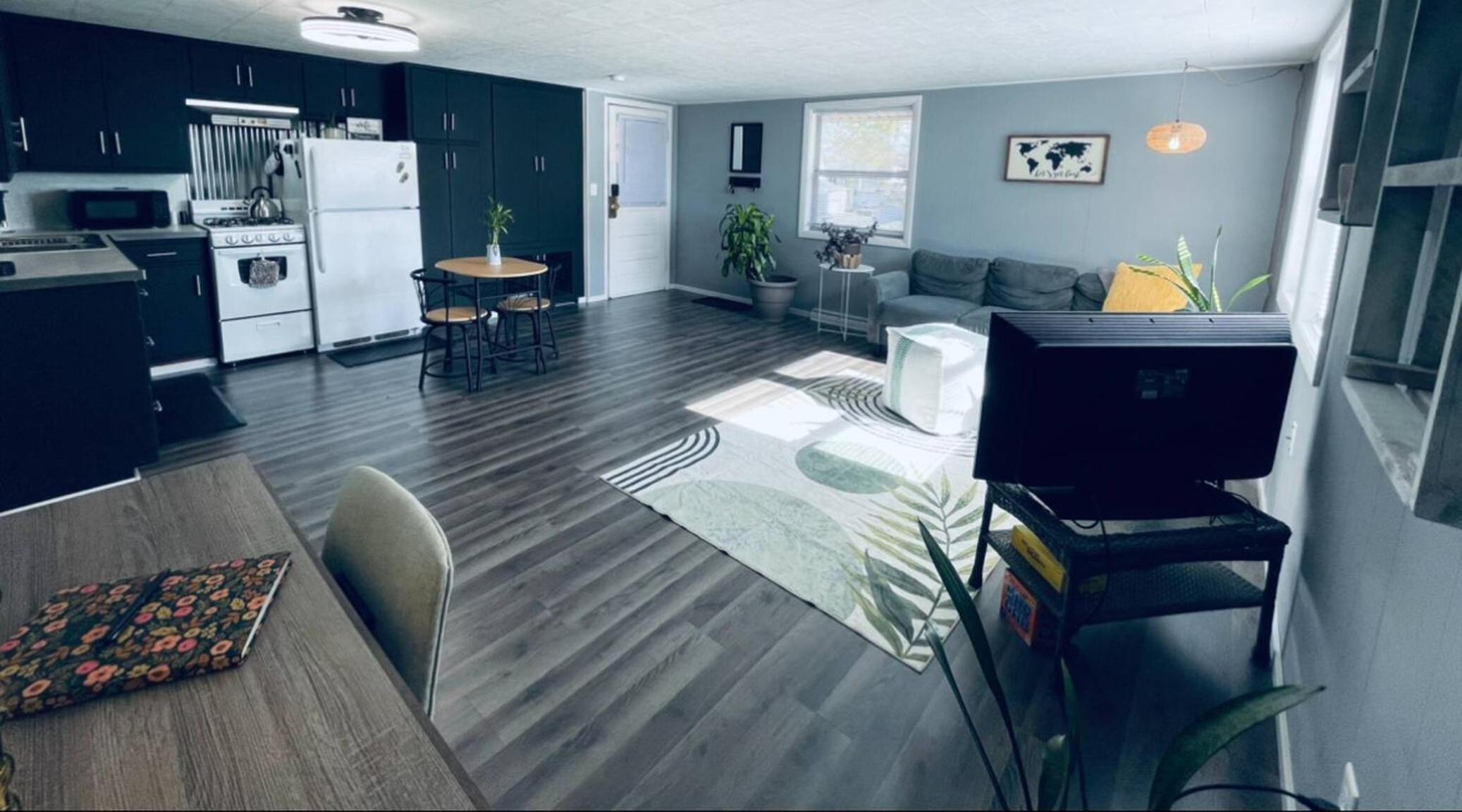 1 BR Cozy Apartment with Fire Pit Short walk to town