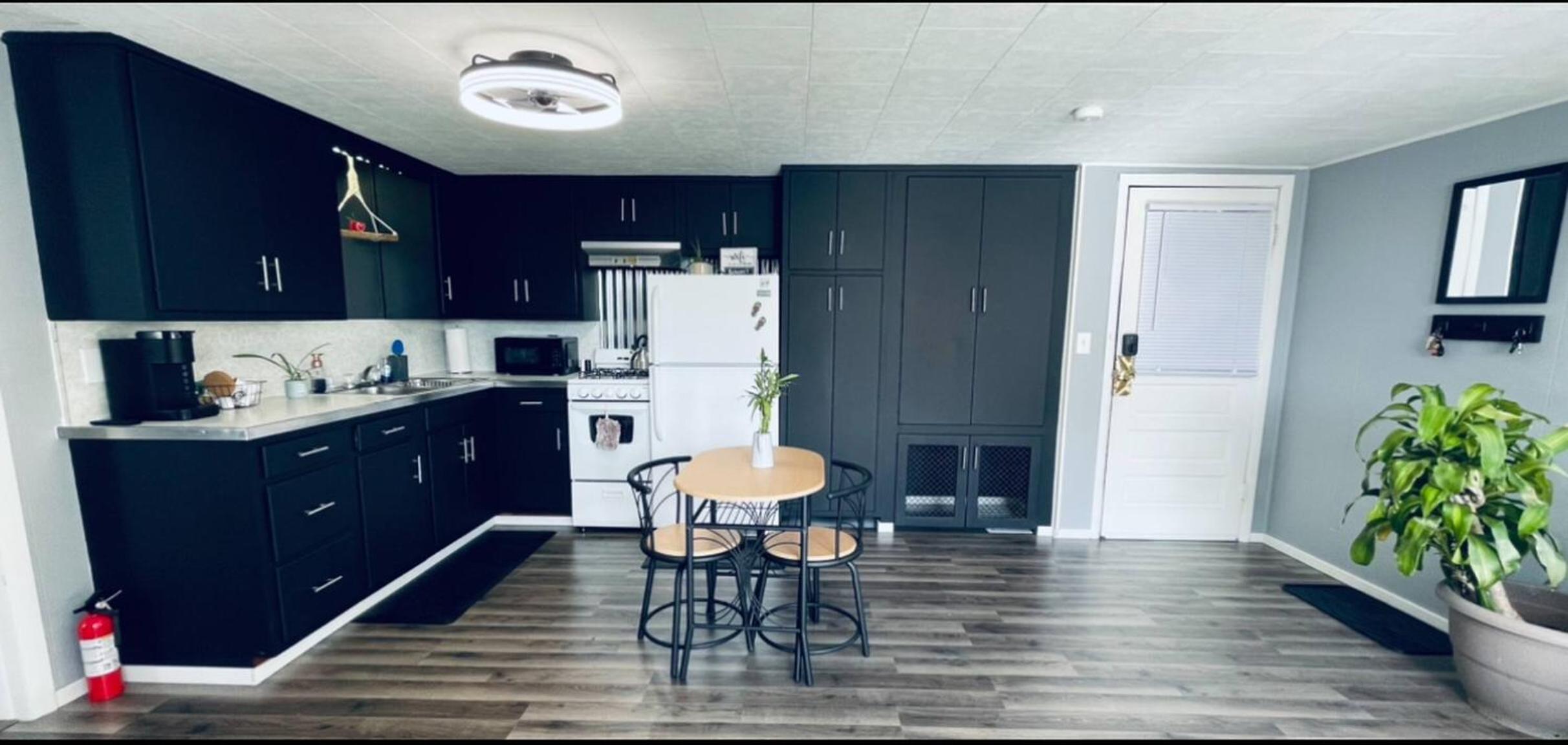 1 BR Cozy Apartment with Fire Pit Short walk to town
