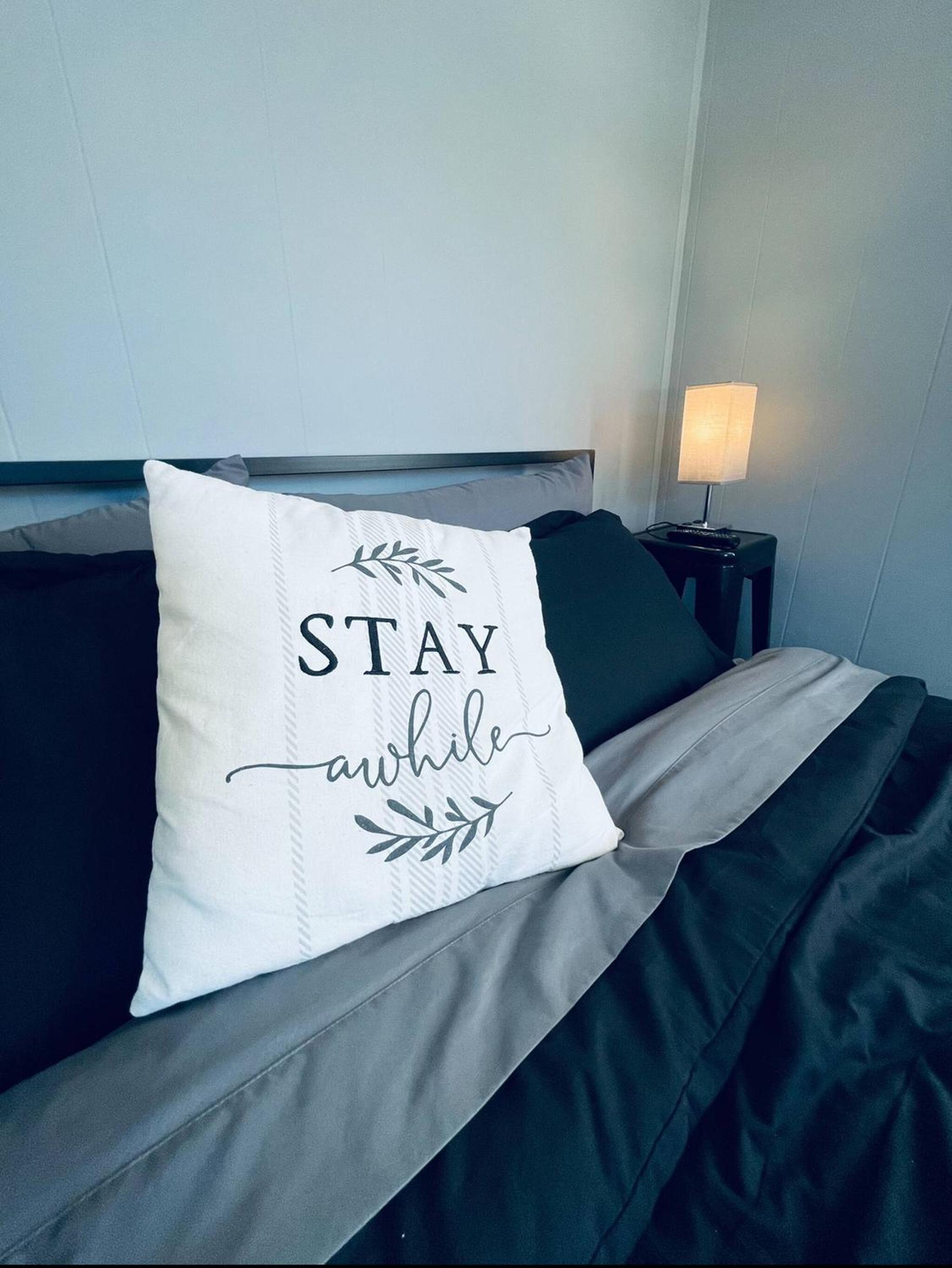 1 BR Cozy Apartment with Fire Pit Short walk to town
