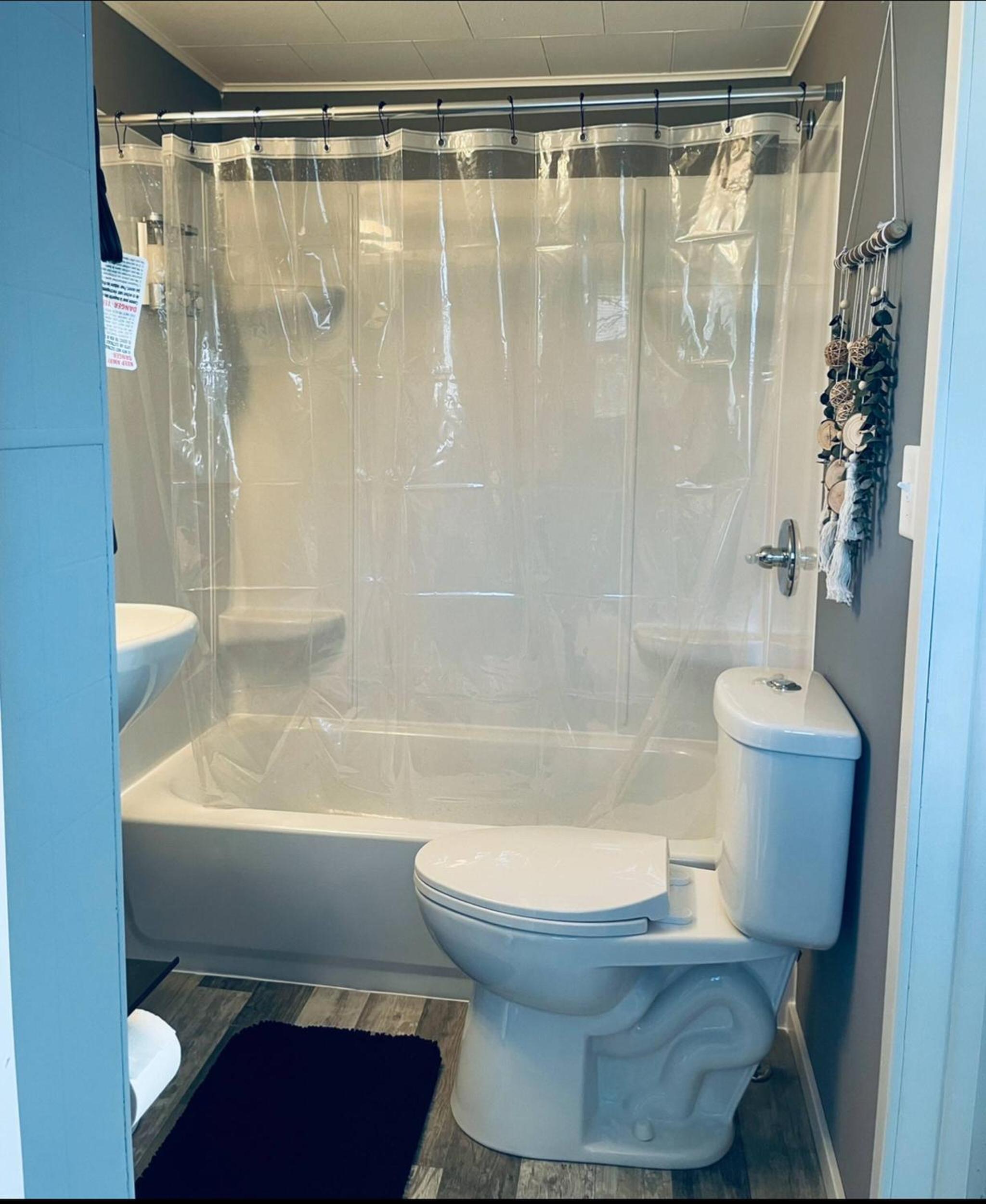 1 BR Cozy Apartment with Fire Pit Short walk to town