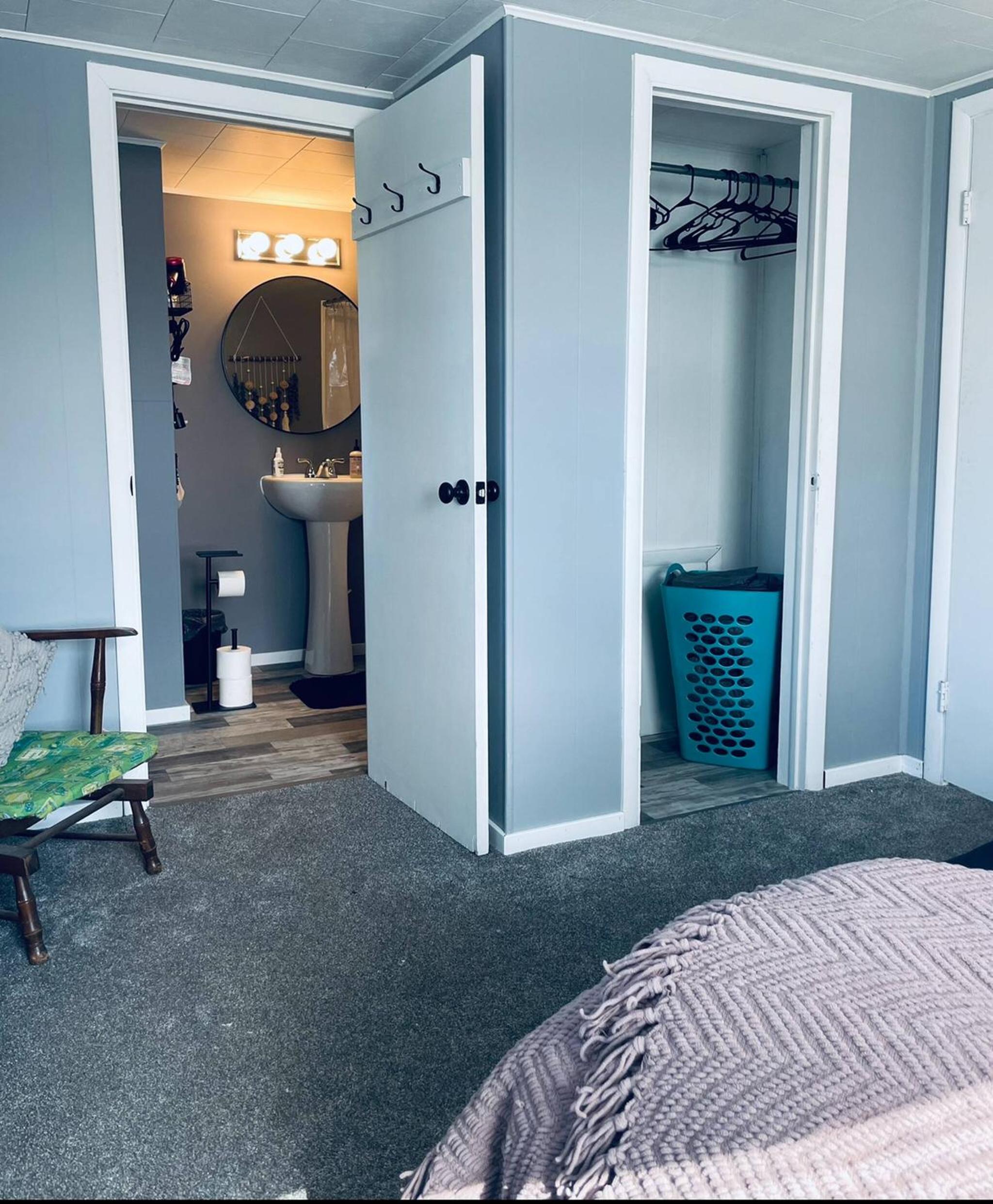 1 BR Cozy Apartment with Fire Pit Short walk to town