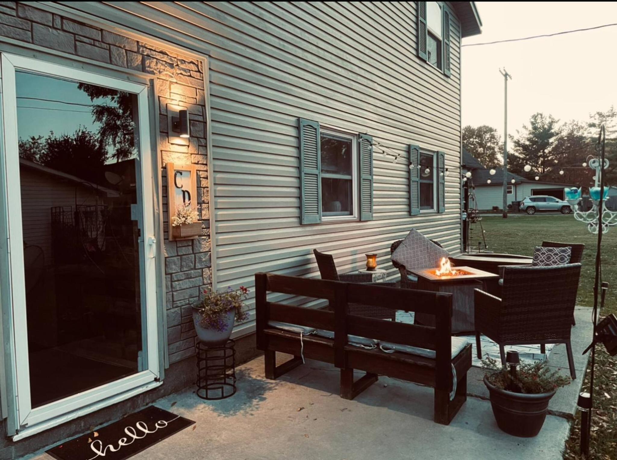1 BR Cozy Apartment with Fire Pit Short walk to town