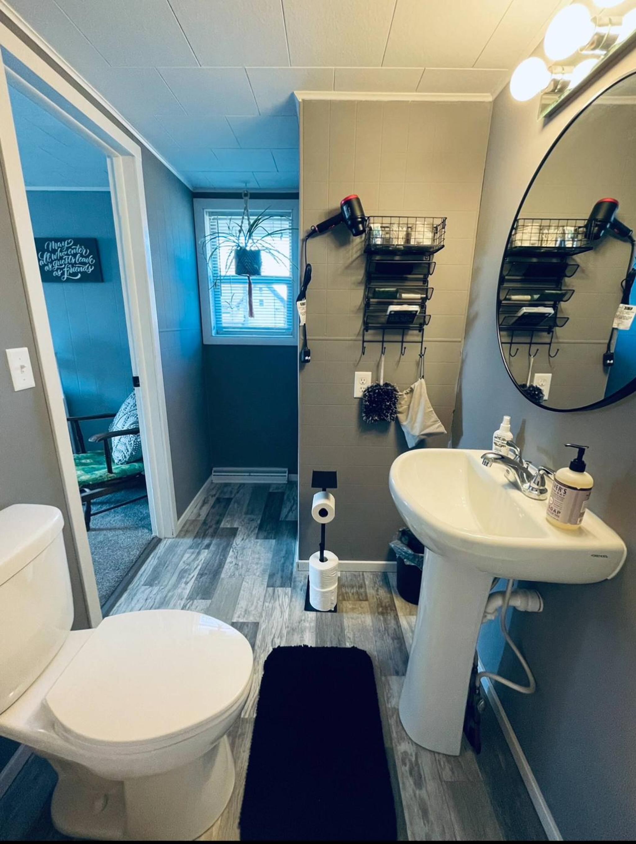 1 BR Cozy Apartment with Fire Pit Short walk to town