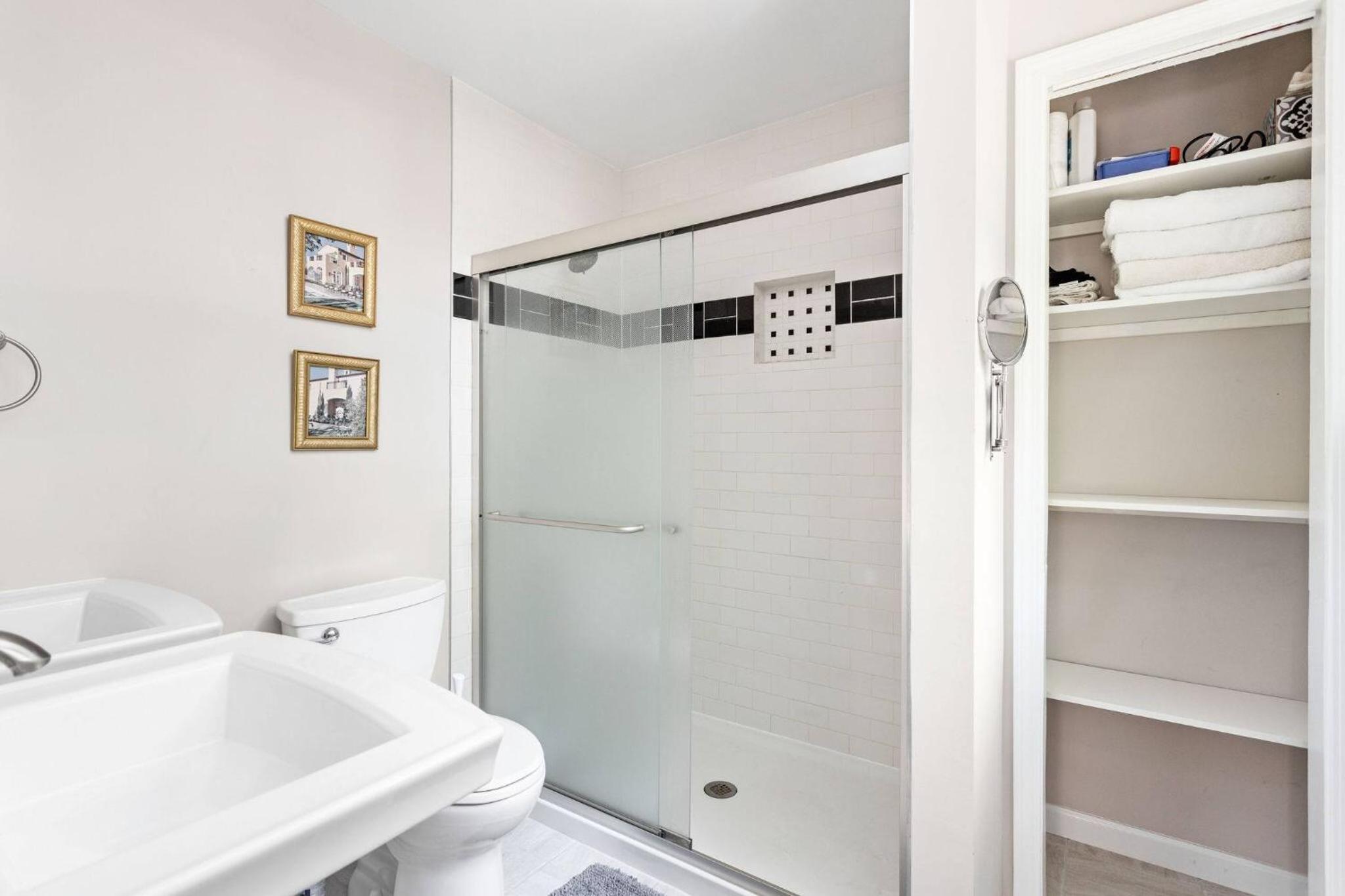4Bedroom 2 Bath Home in Arts District-Smoky Row A Duplex