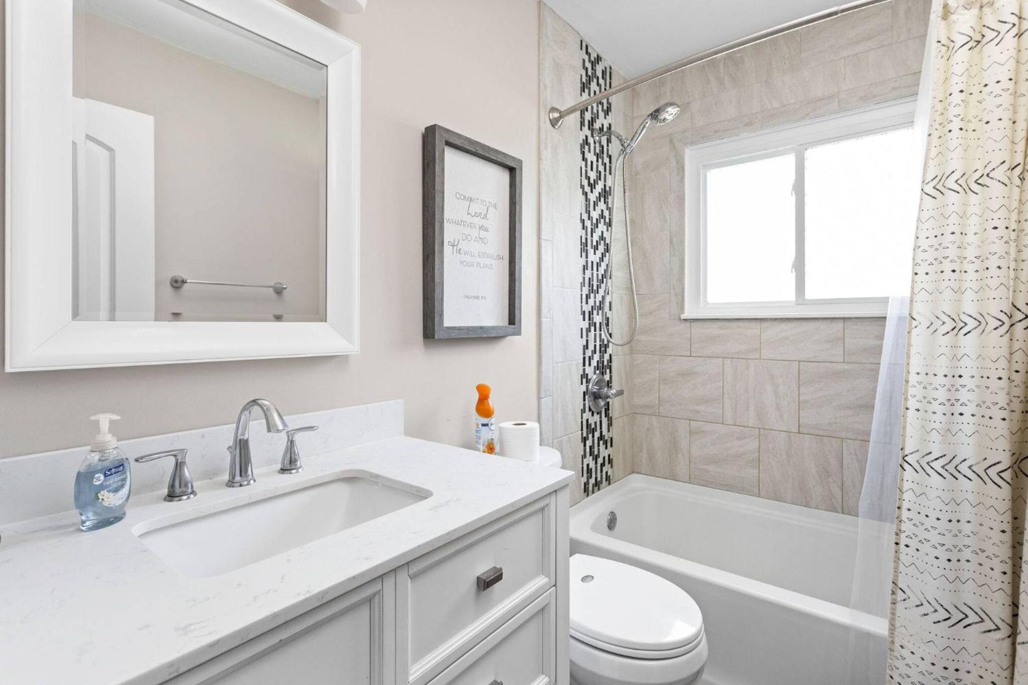 4Bedroom 2 Bath Home in Arts District-Smoky Row A Duplex