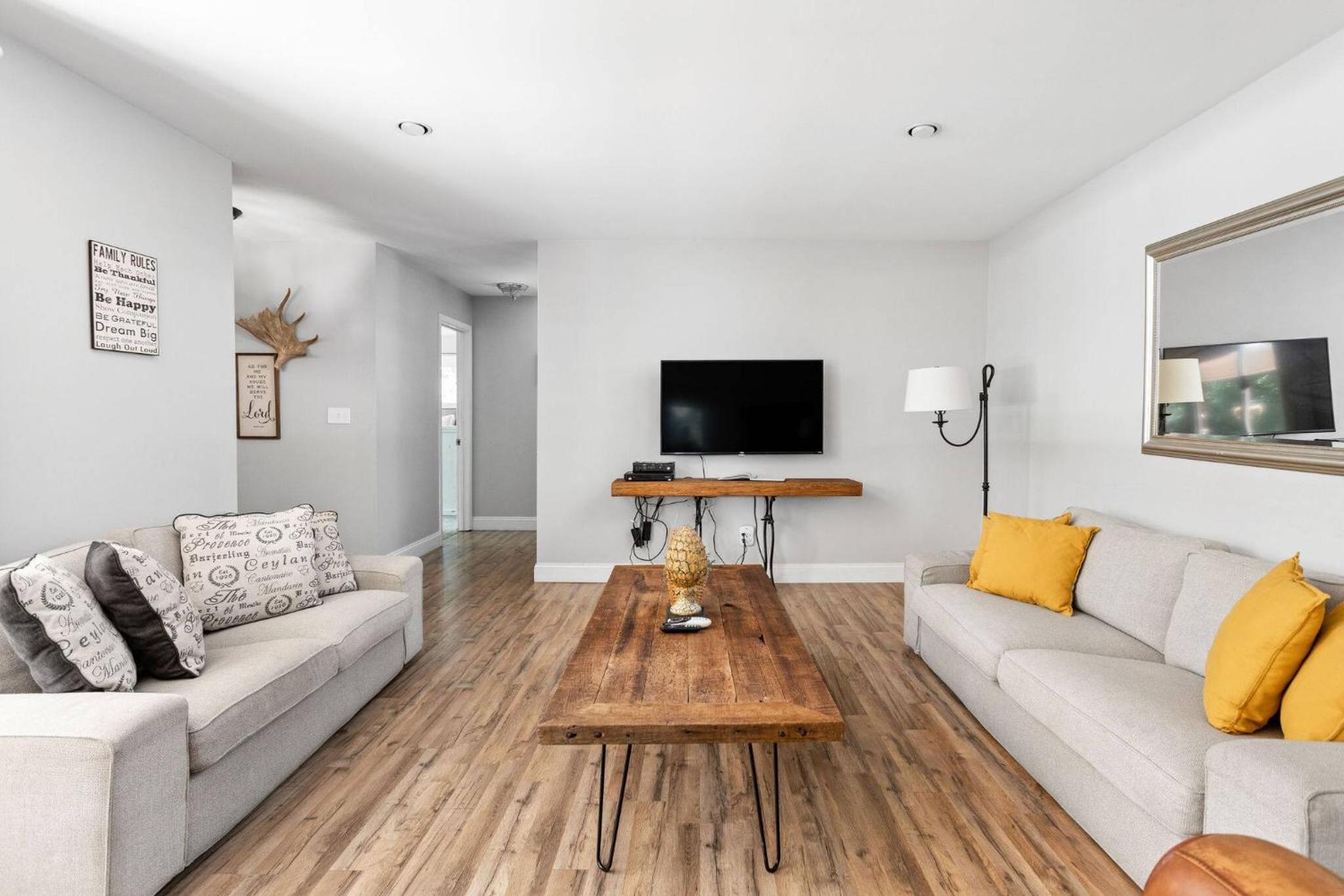4Bedroom 2 Bath Home in Arts District-Smoky Row A Duplex