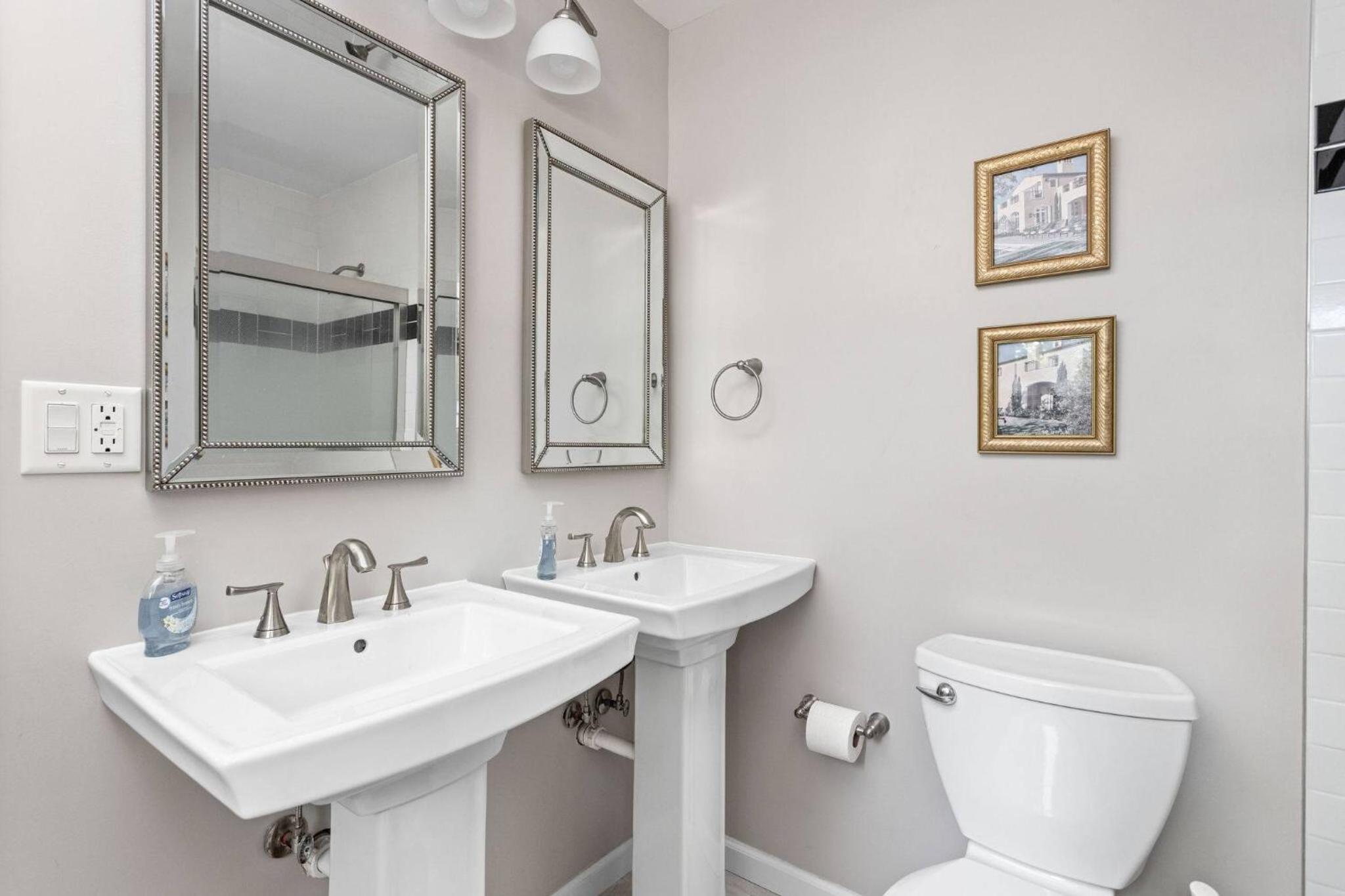 4Bedroom 2 Bath Home in Arts District-Smoky Row A Duplex