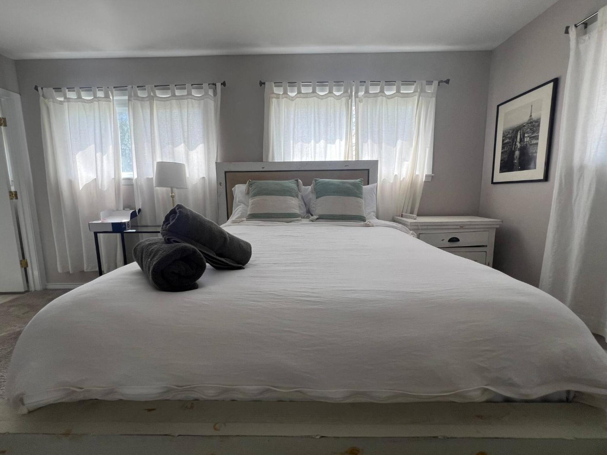 4Bedroom 2 Bath Home in Arts District-Smoky Row A Duplex