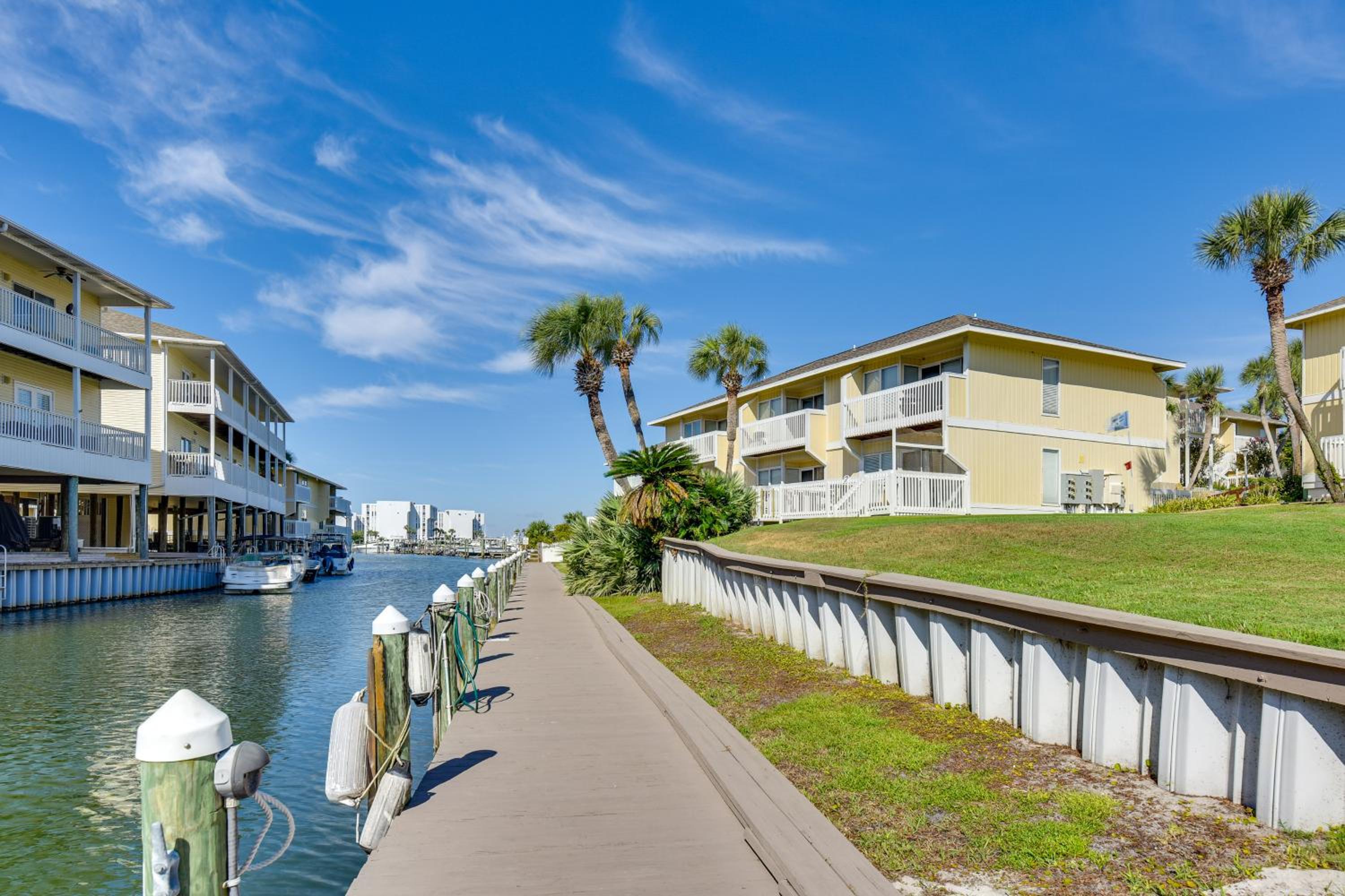 2 Mi to HarborWalk Village Cozy Condo with Balcony