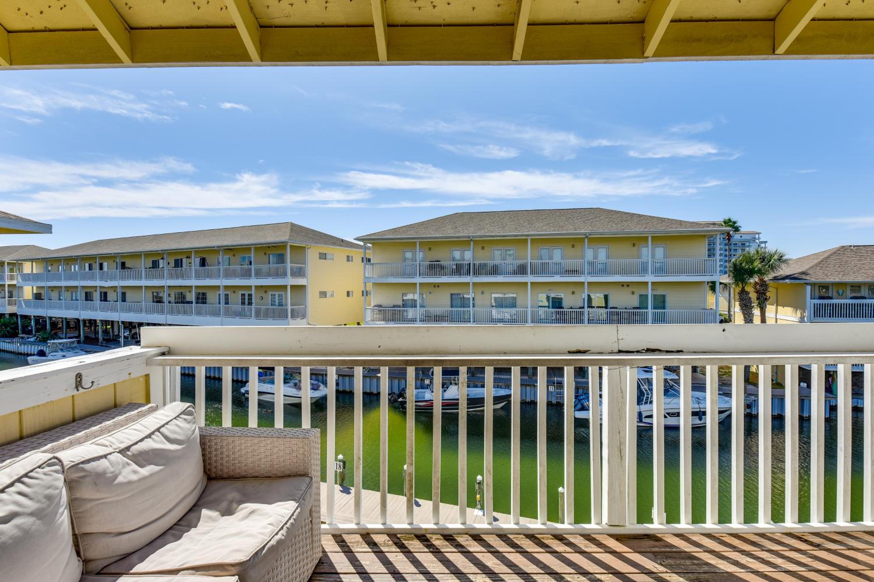 2 Mi to HarborWalk Village Cozy Condo with Balcony