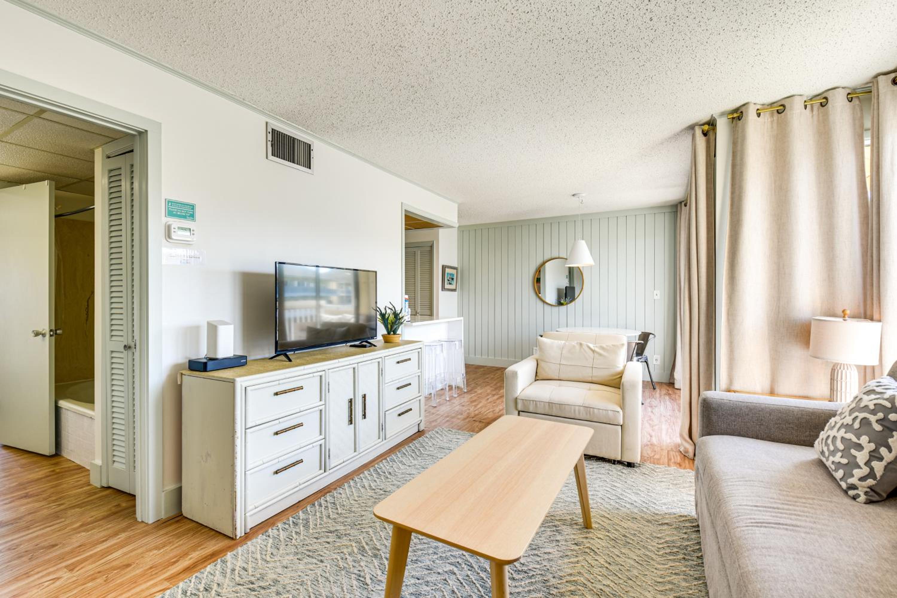 2 Mi to HarborWalk Village Cozy Condo with Balcony