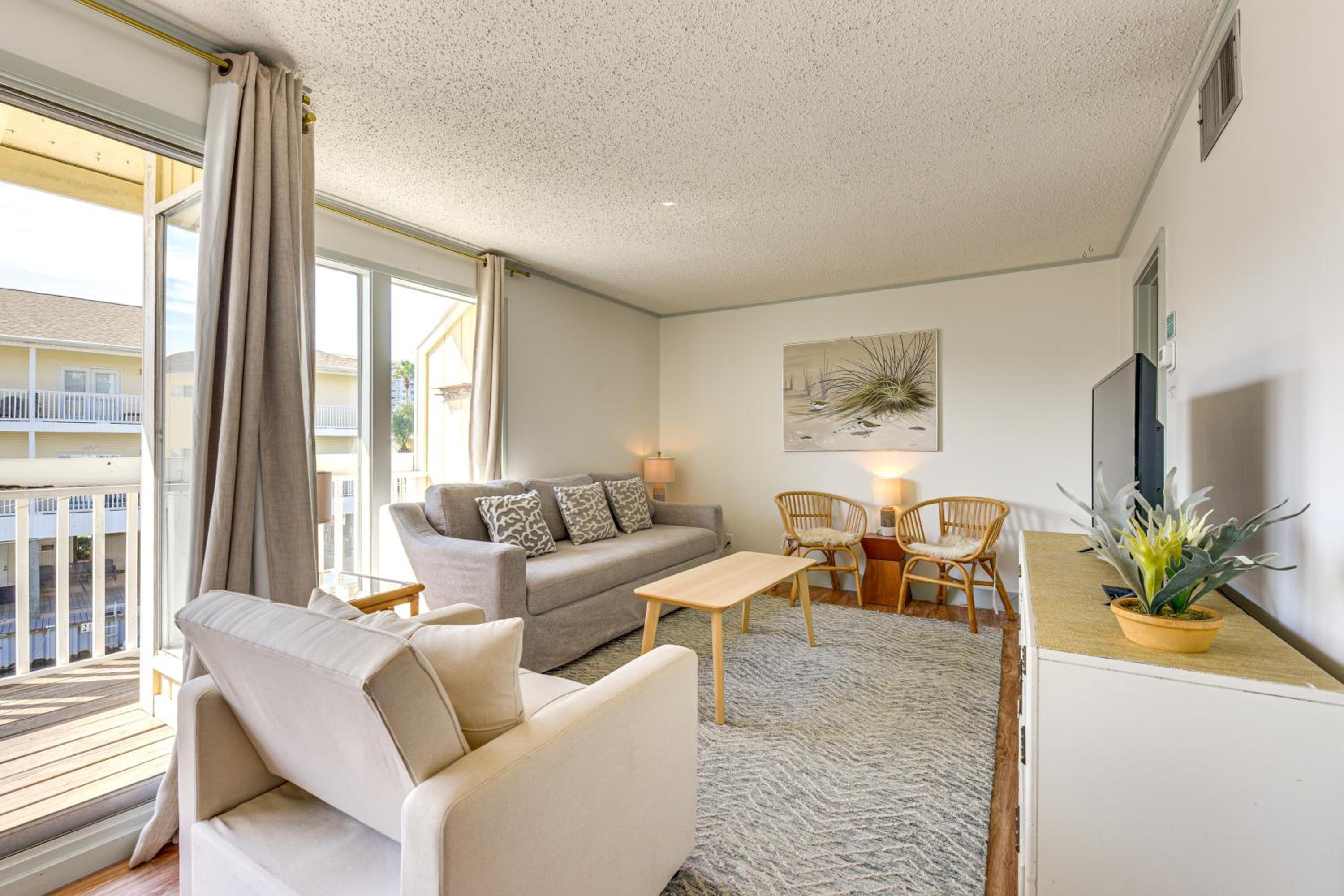 2 Mi to HarborWalk Village Cozy Condo with Balcony