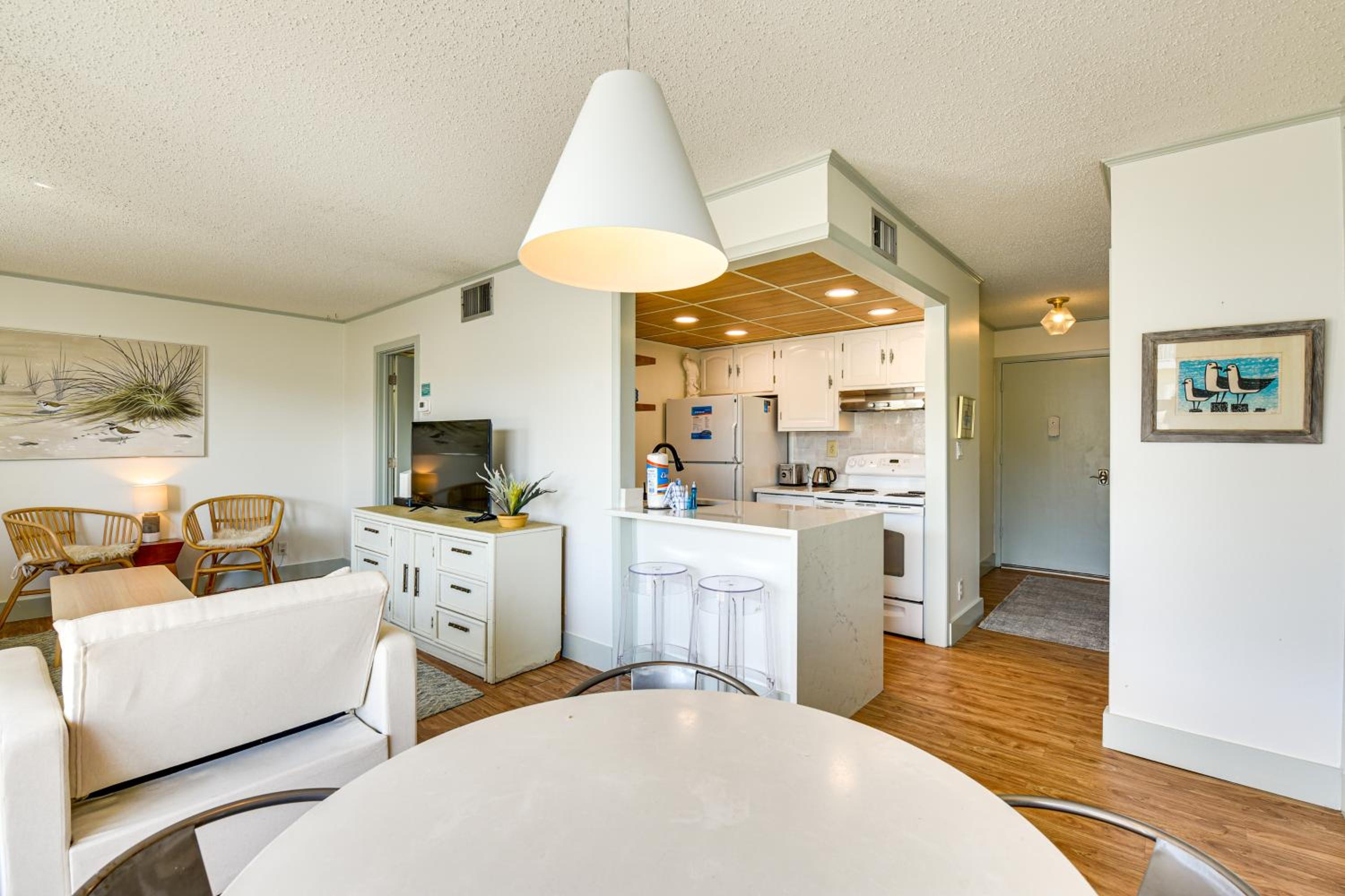 2 Mi to HarborWalk Village Cozy Condo with Balcony