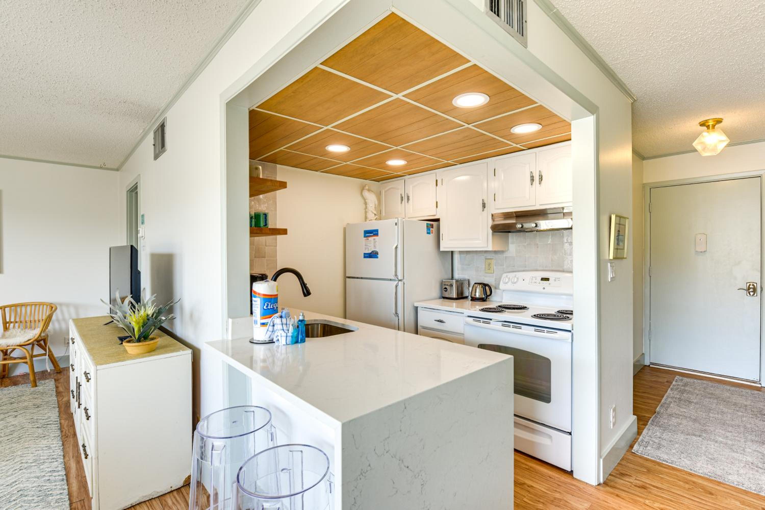 2 Mi to HarborWalk Village Cozy Condo with Balcony