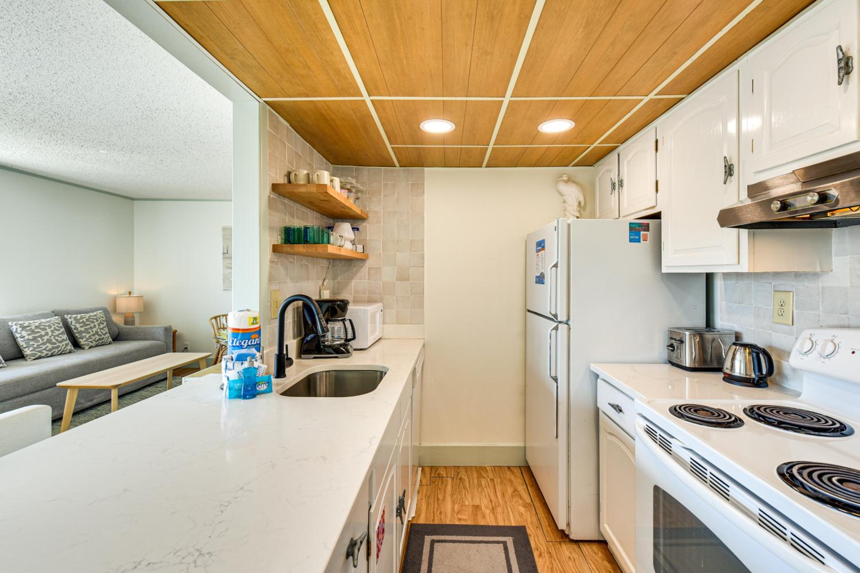 2 Mi to HarborWalk Village Cozy Condo with Balcony