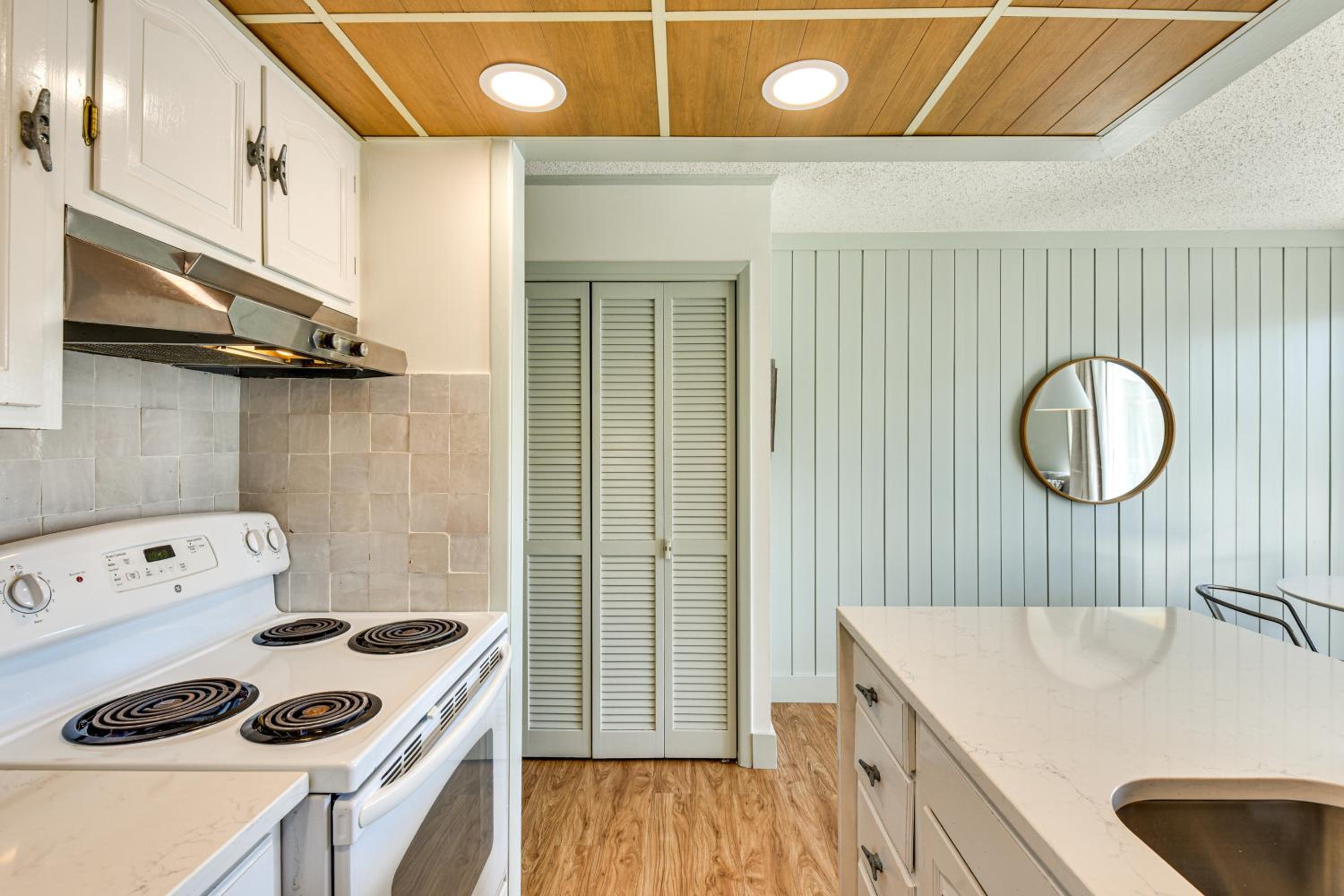 2 Mi to HarborWalk Village Cozy Condo with Balcony