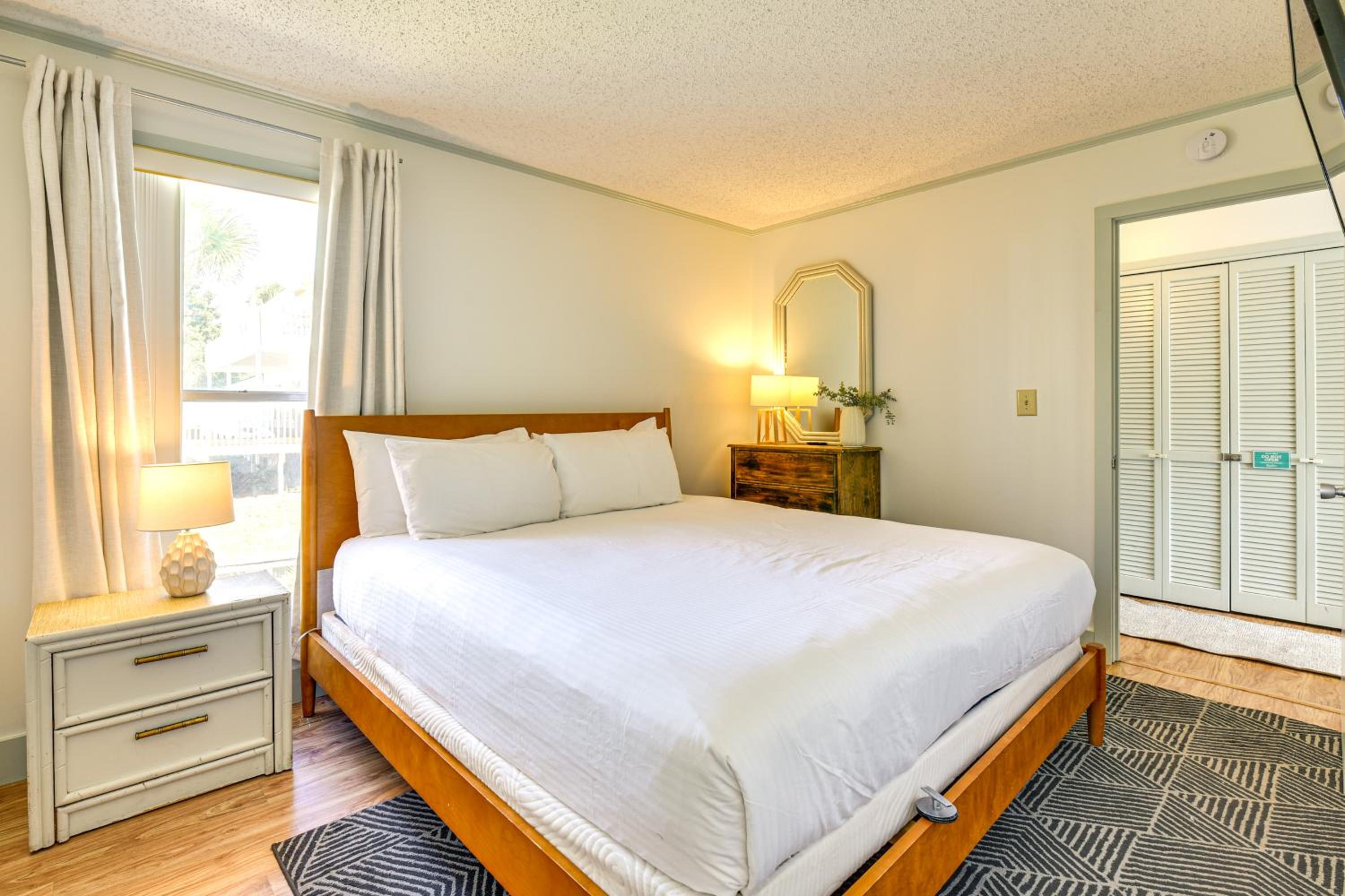 2 Mi to HarborWalk Village Cozy Condo with Balcony