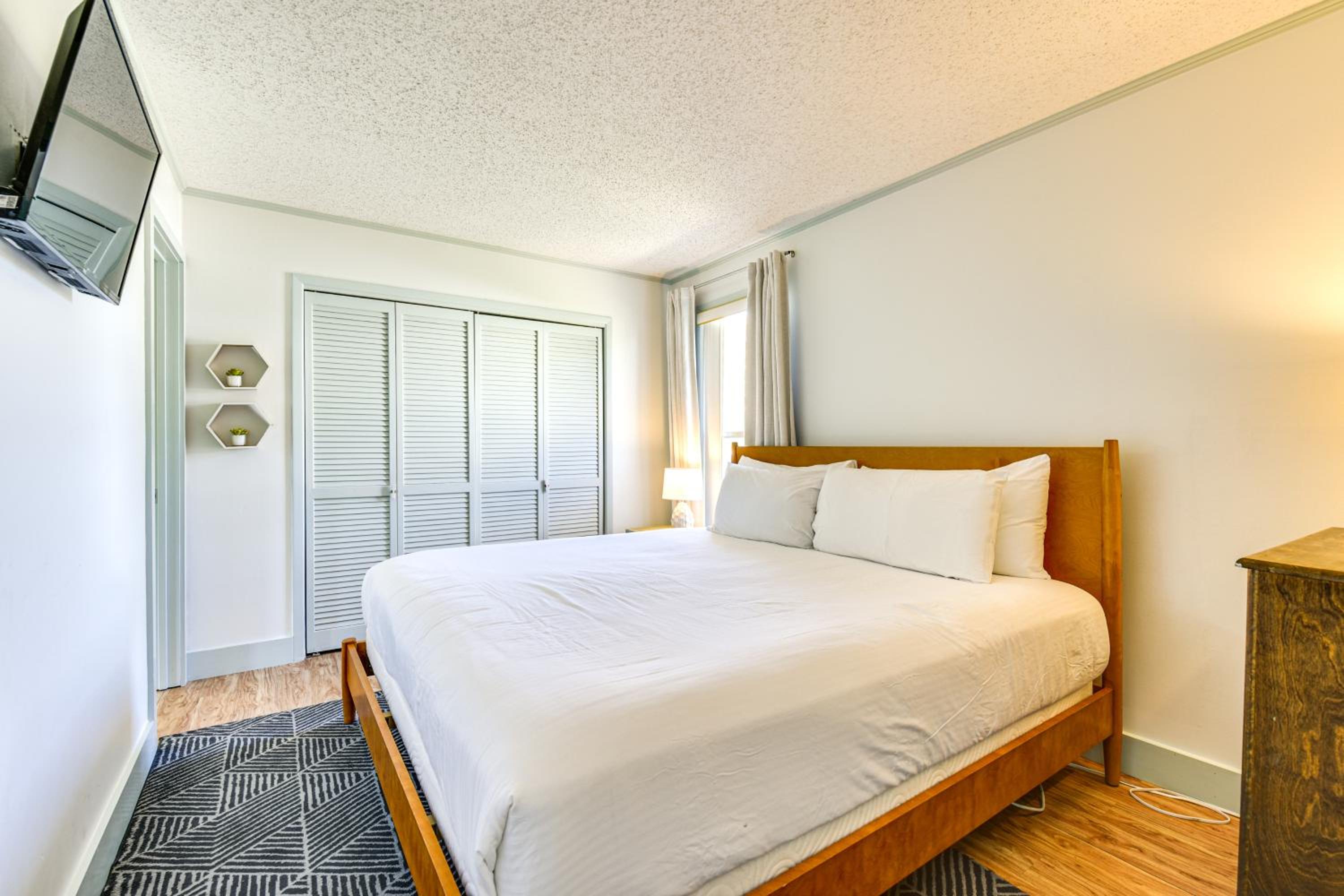 2 Mi to HarborWalk Village Cozy Condo with Balcony