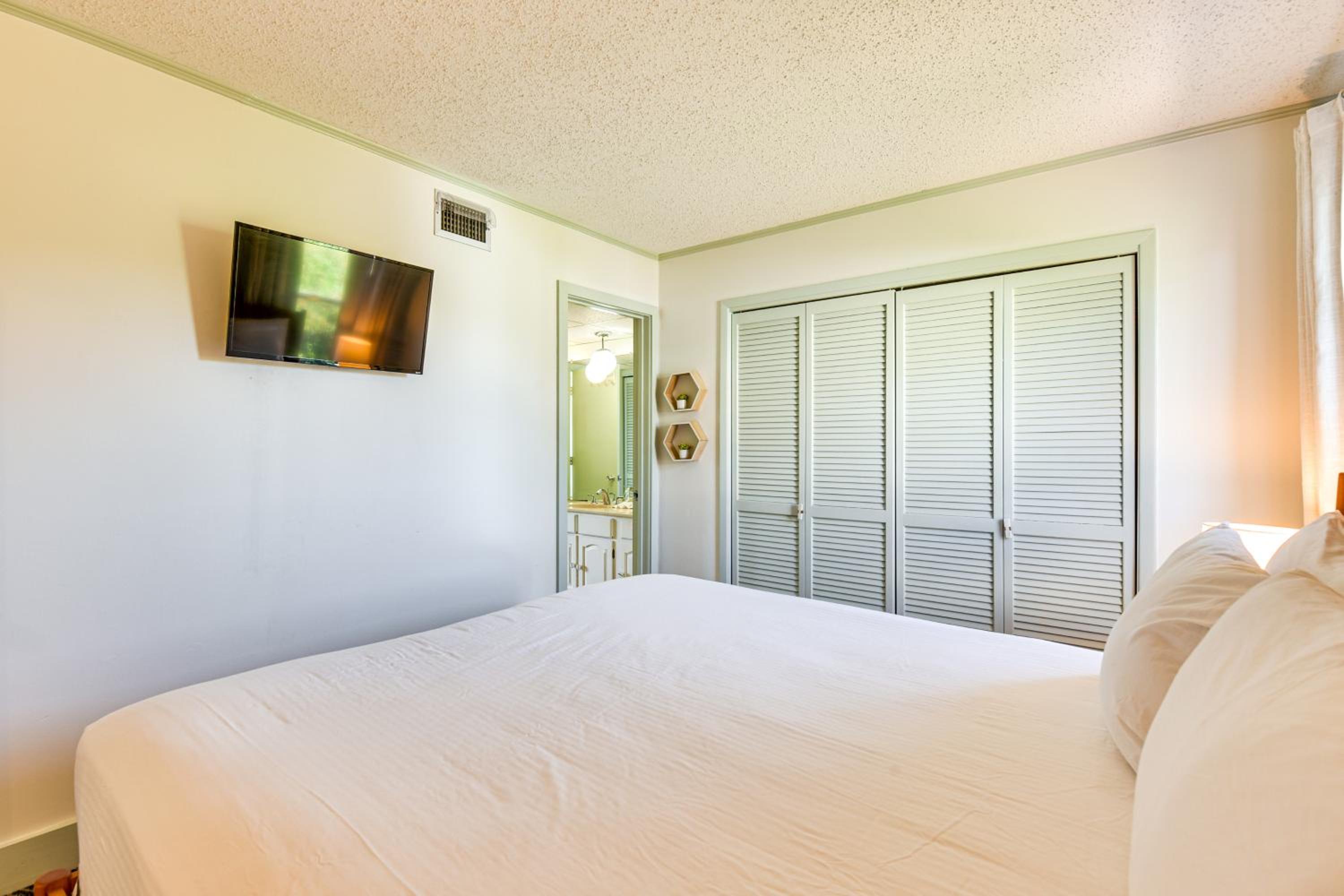 2 Mi to HarborWalk Village Cozy Condo with Balcony