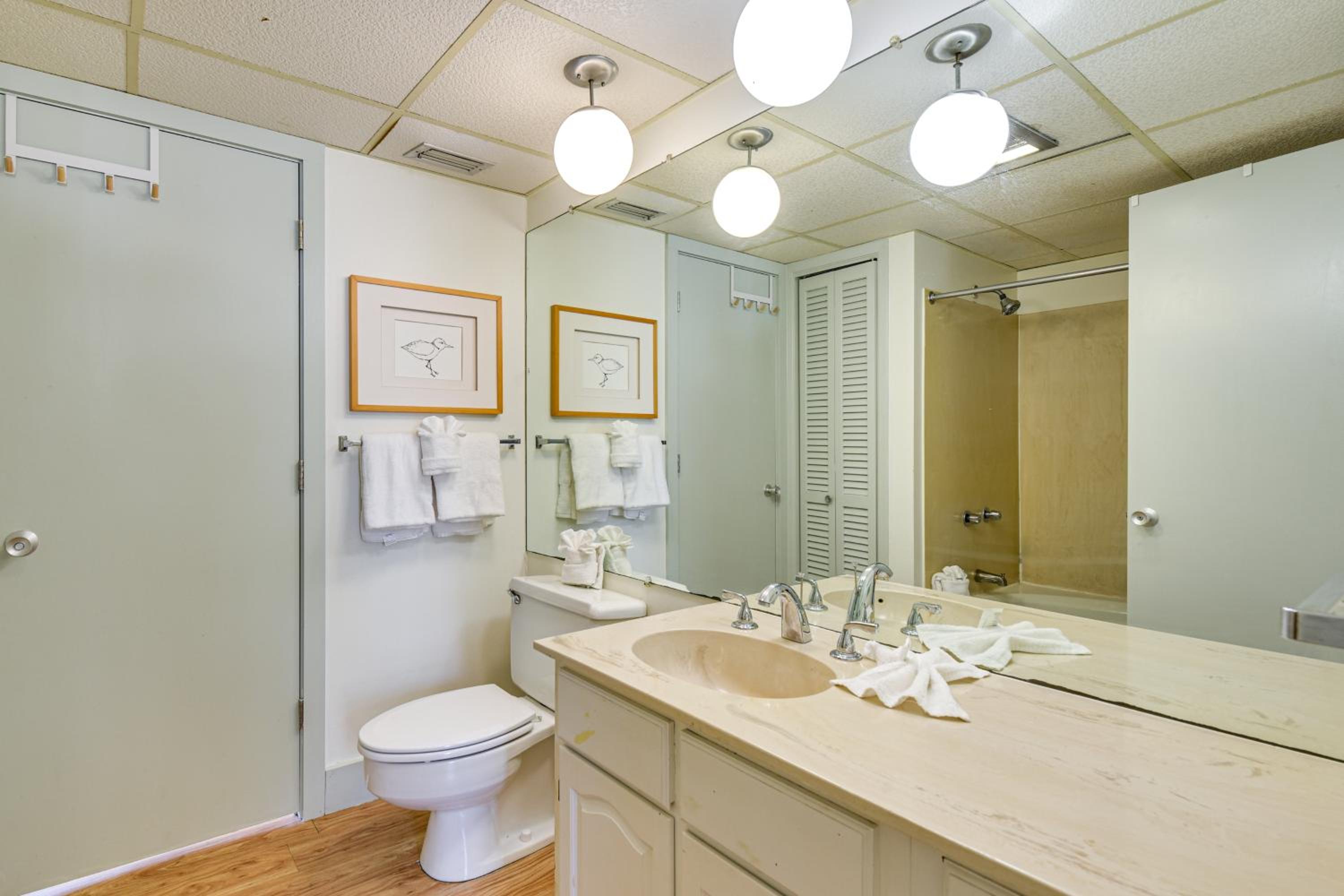 2 Mi to HarborWalk Village Cozy Condo with Balcony