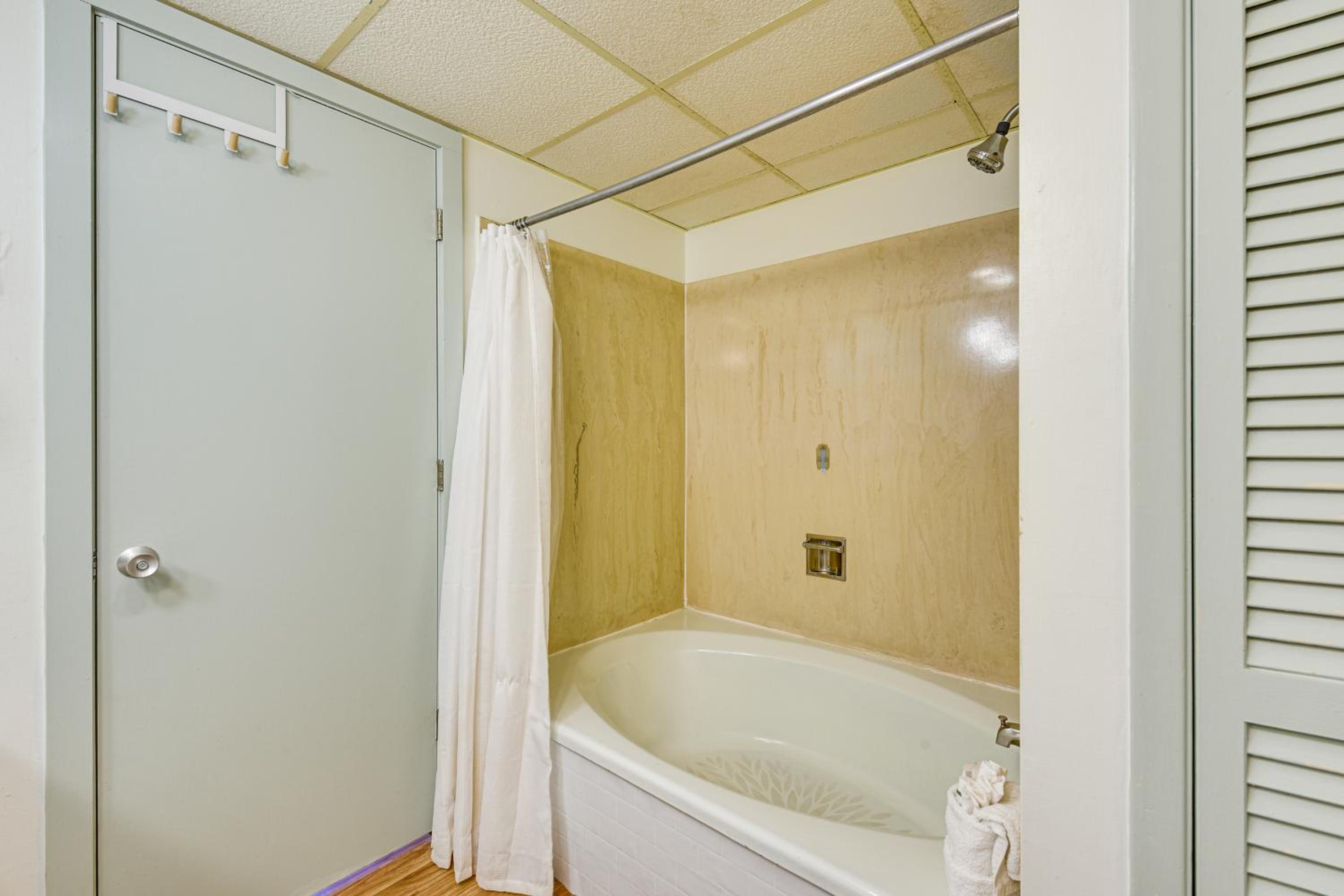 2 Mi to HarborWalk Village Cozy Condo with Balcony