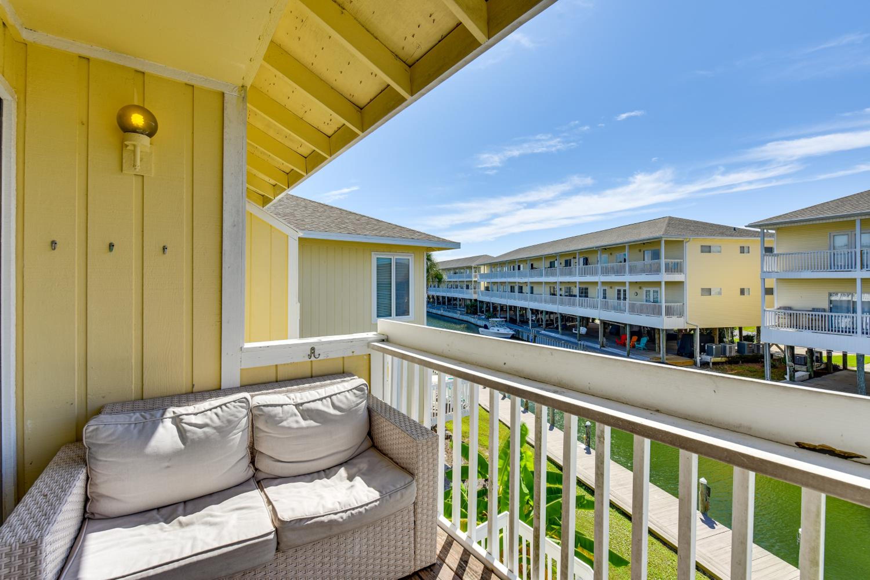 2 Mi to HarborWalk Village Cozy Condo with Balcony