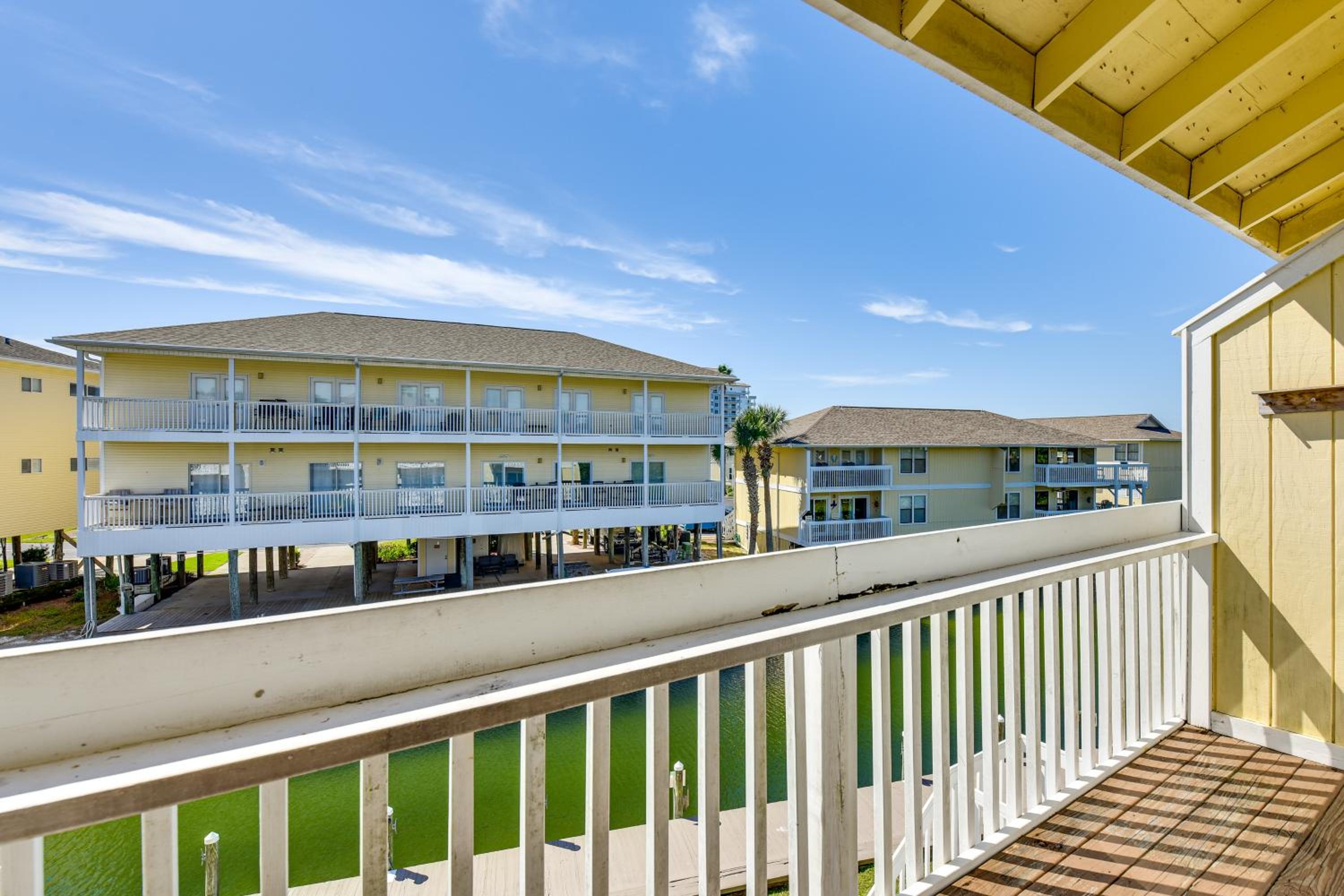 2 Mi to HarborWalk Village Cozy Condo with Balcony