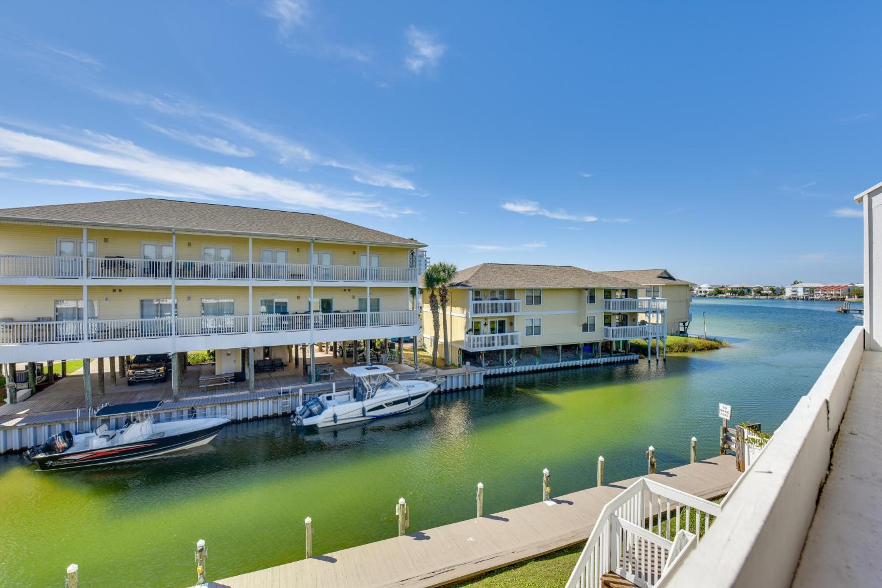 2 Mi to HarborWalk Village Cozy Condo with Balcony
