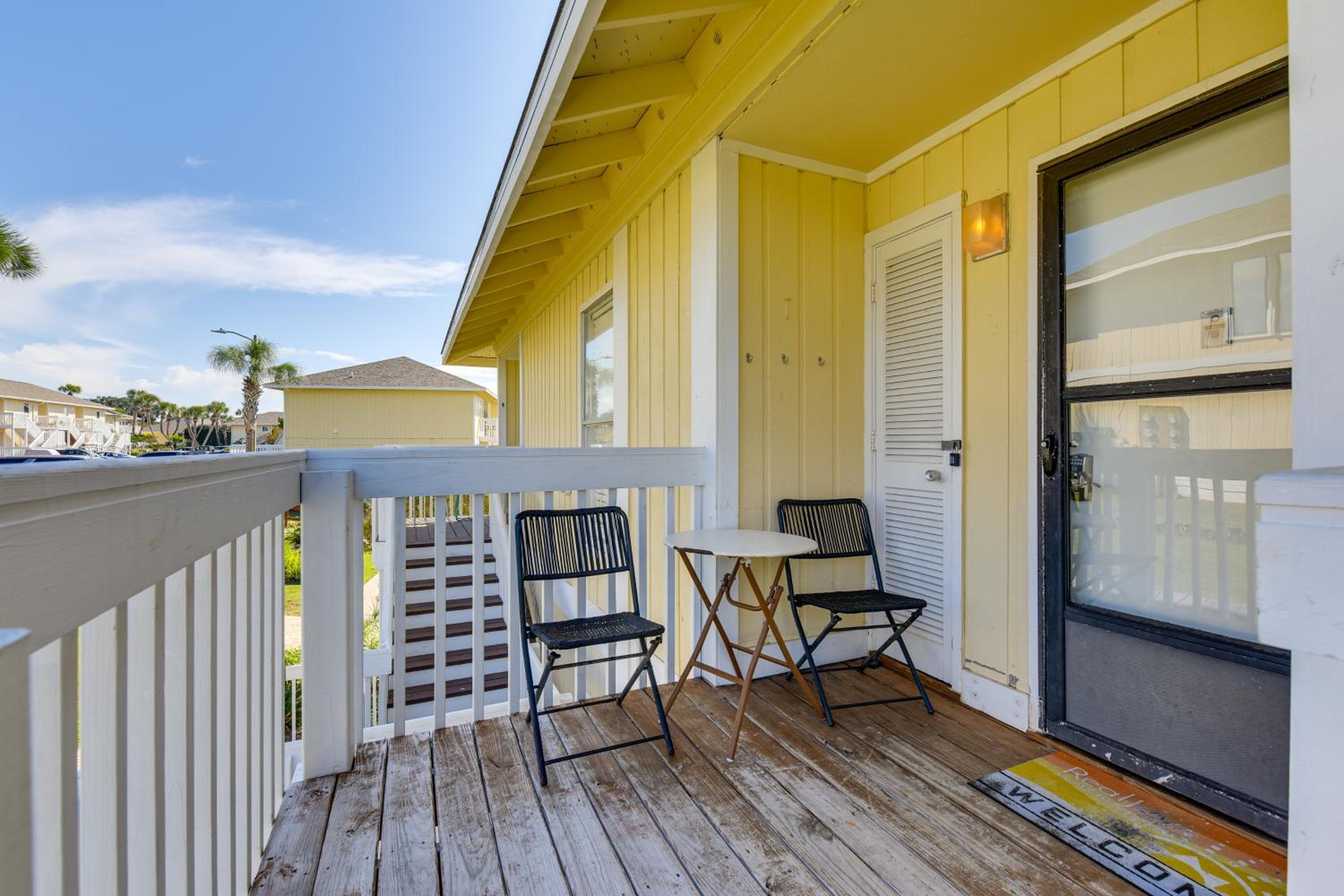 2 Mi to HarborWalk Village Cozy Condo with Balcony