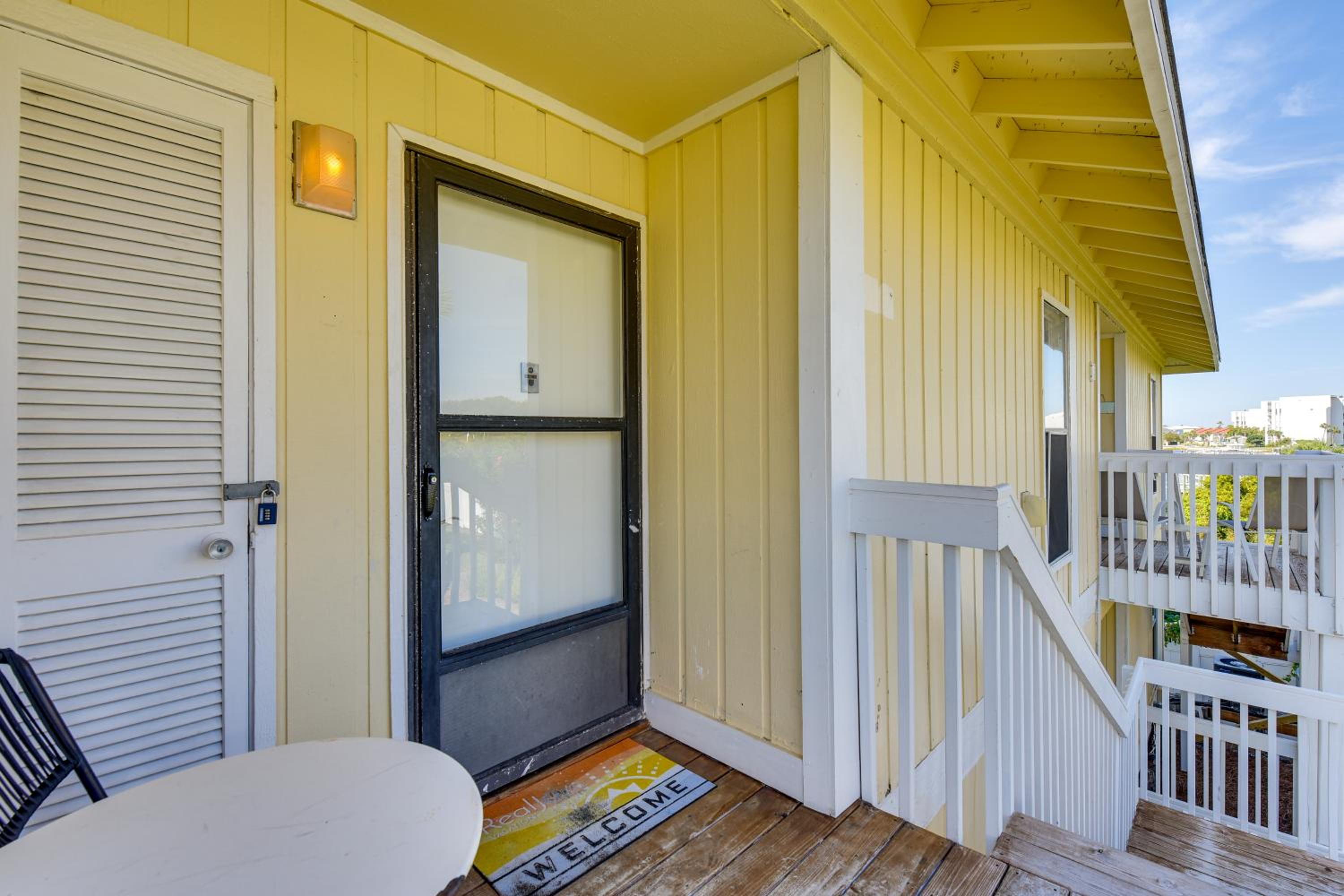 2 Mi to HarborWalk Village Cozy Condo with Balcony